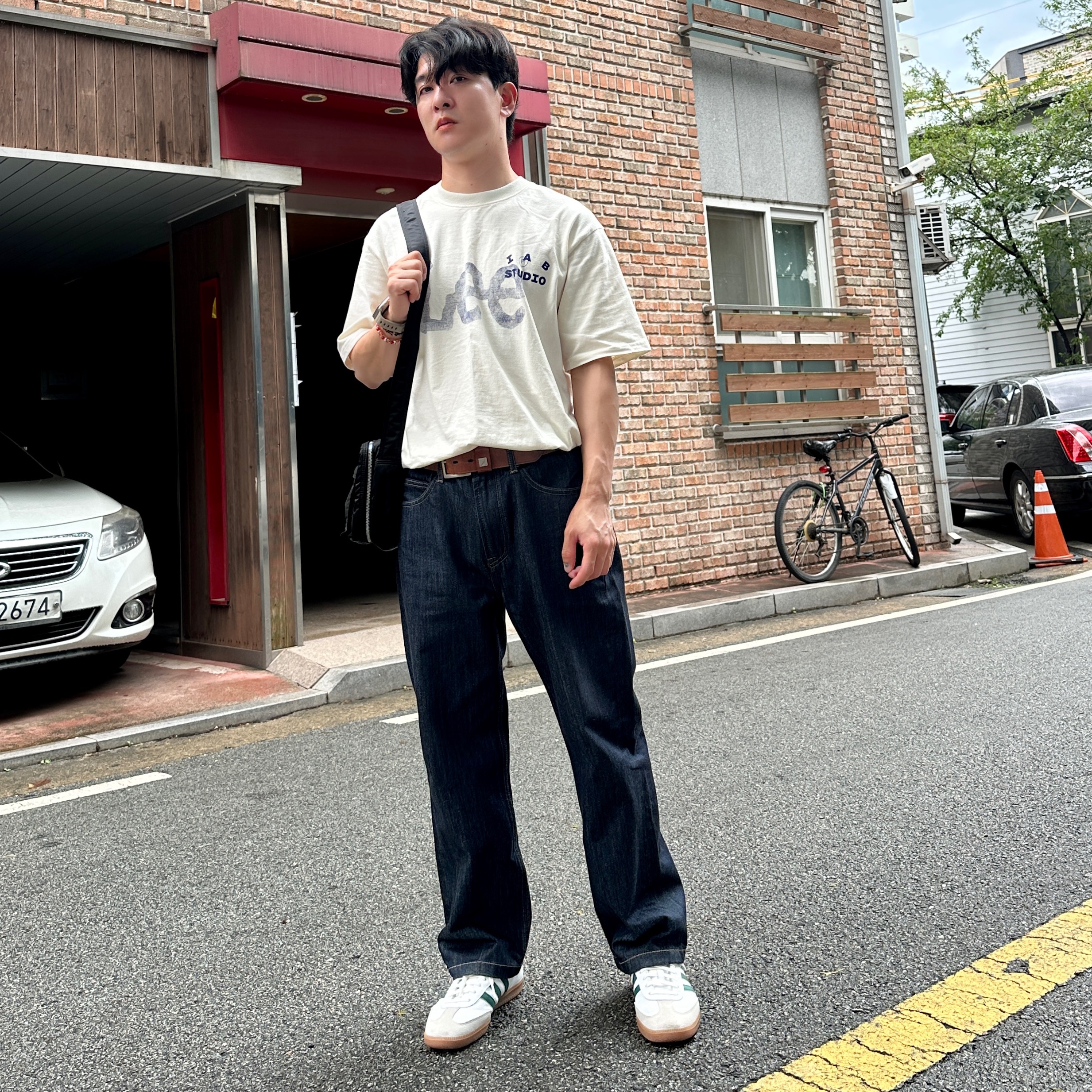 IAB Studio x Lee T-Shirt Oatmeal Ivory, Porter Tanker Shoulder Bag Black 착용 스타일 - 1