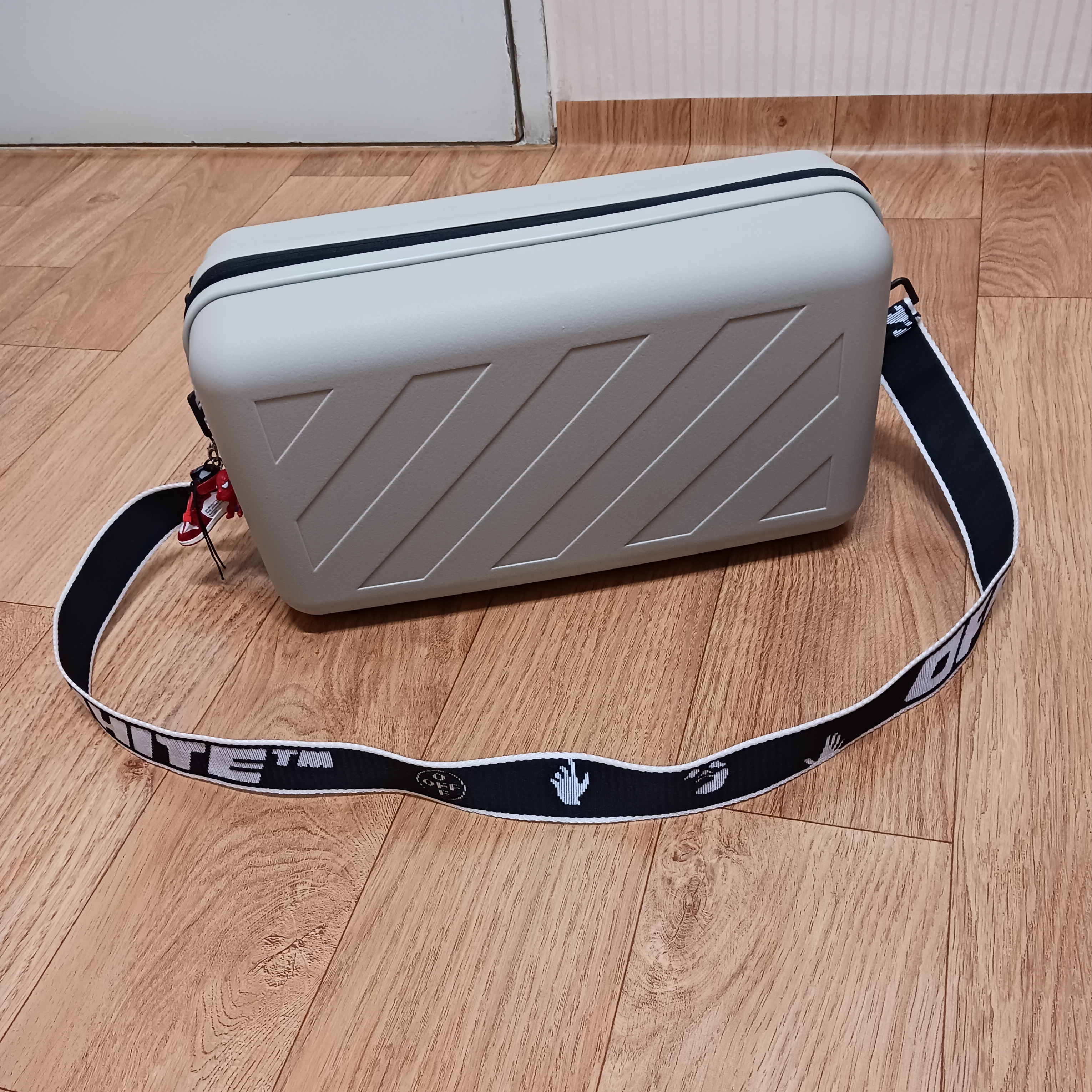 Off-White x Amore Pacific Protection Box (Without Cosmetics) 착용 스타일 - 1