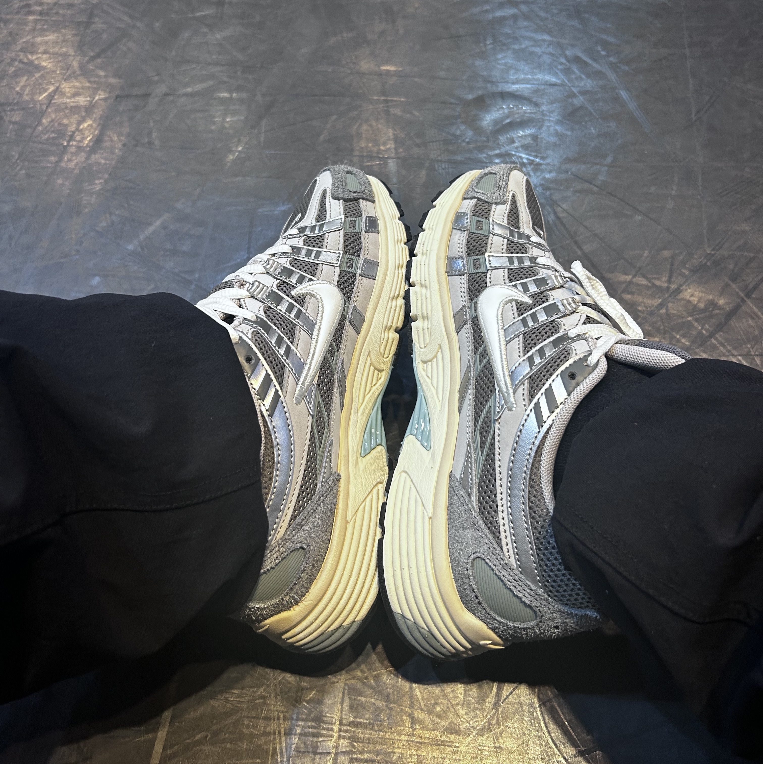 Nike P-6000 Flat Pewter Light Iron Ore 착용 스타일