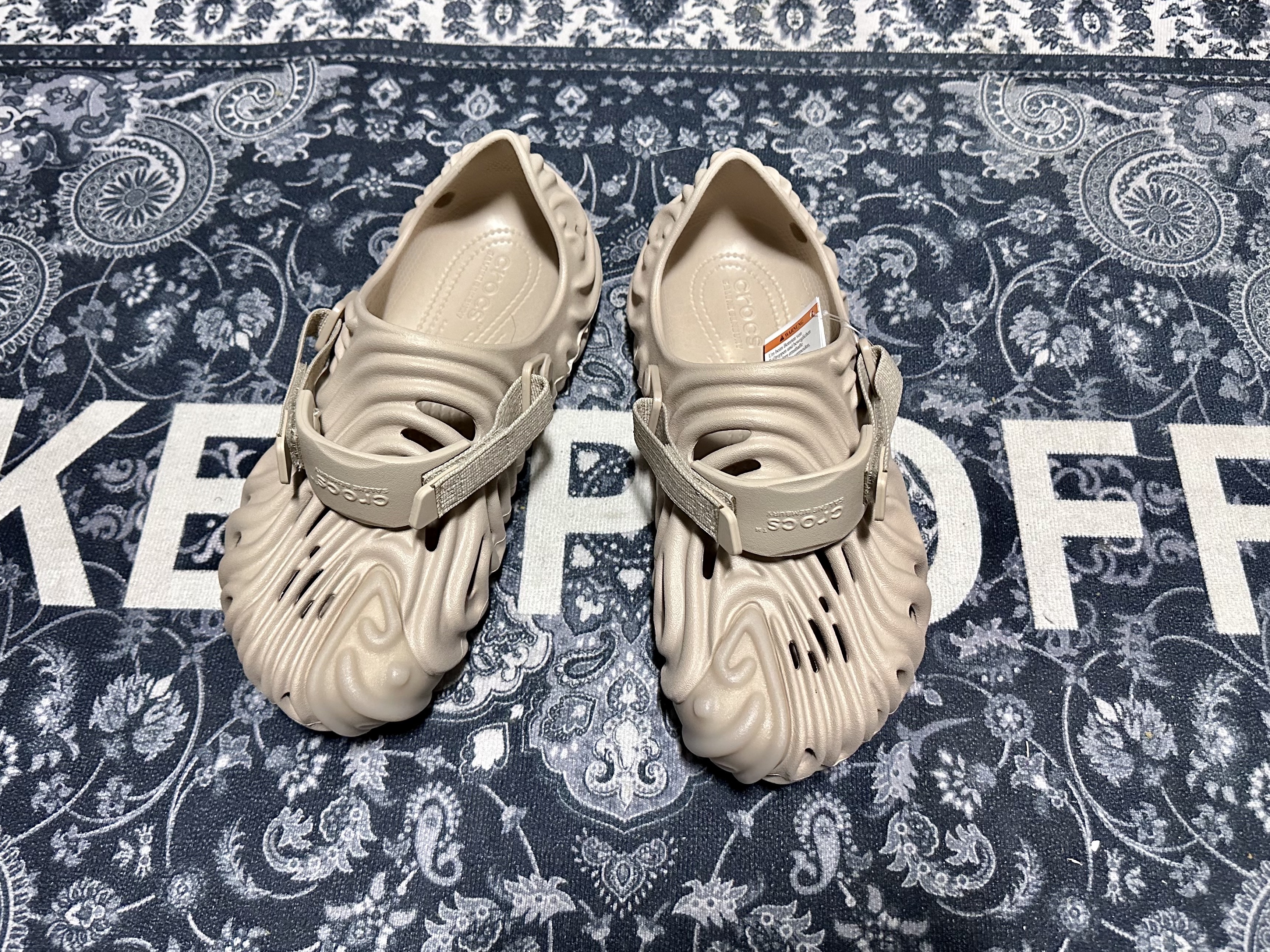 Crocs x Salehe Bembury Pollex Clog Horchata 착용 스타일 - 2