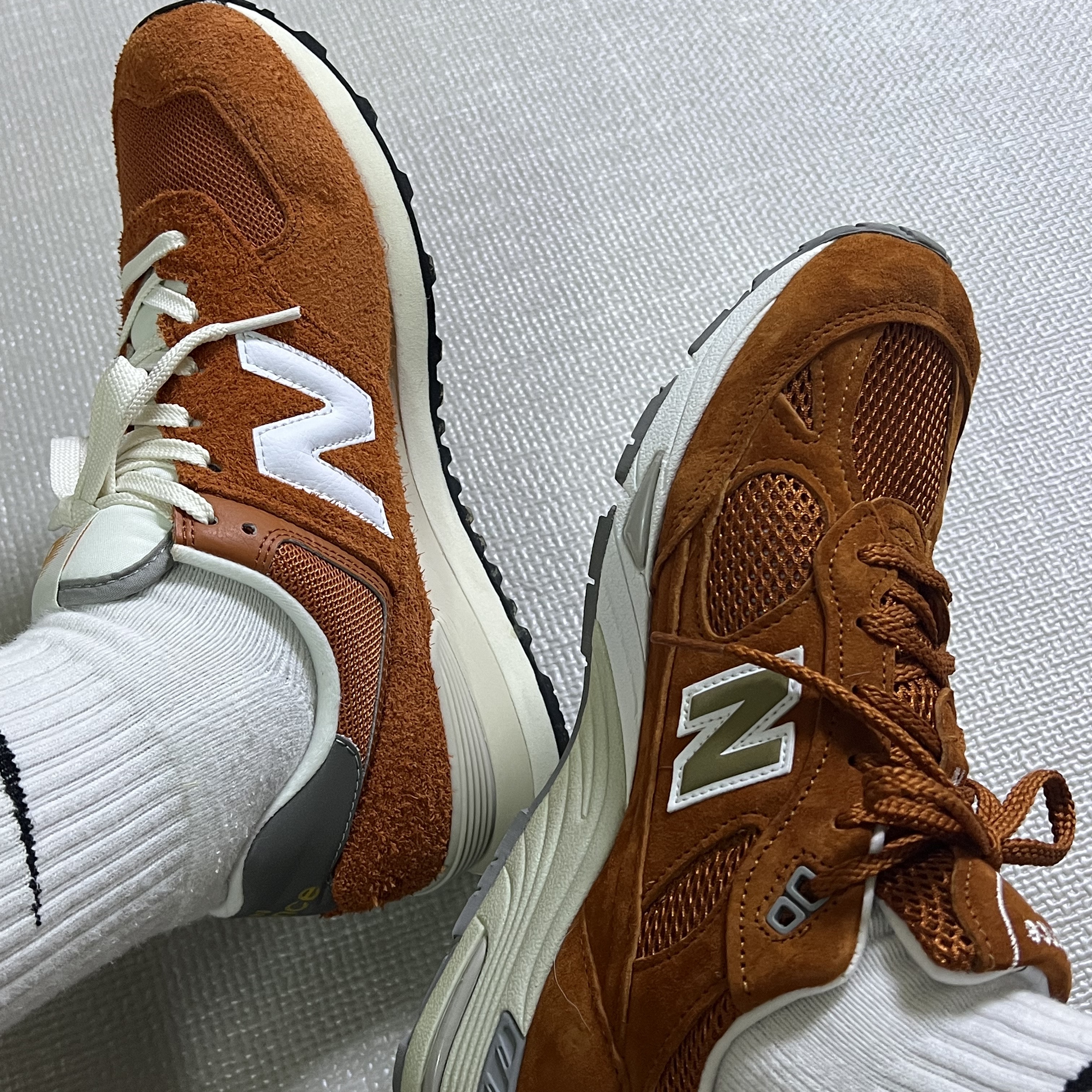 New Balance 574 Heritage Orange Burst White, New Balance Made in UK 991 Eastern Species 착용 스타일 - 1