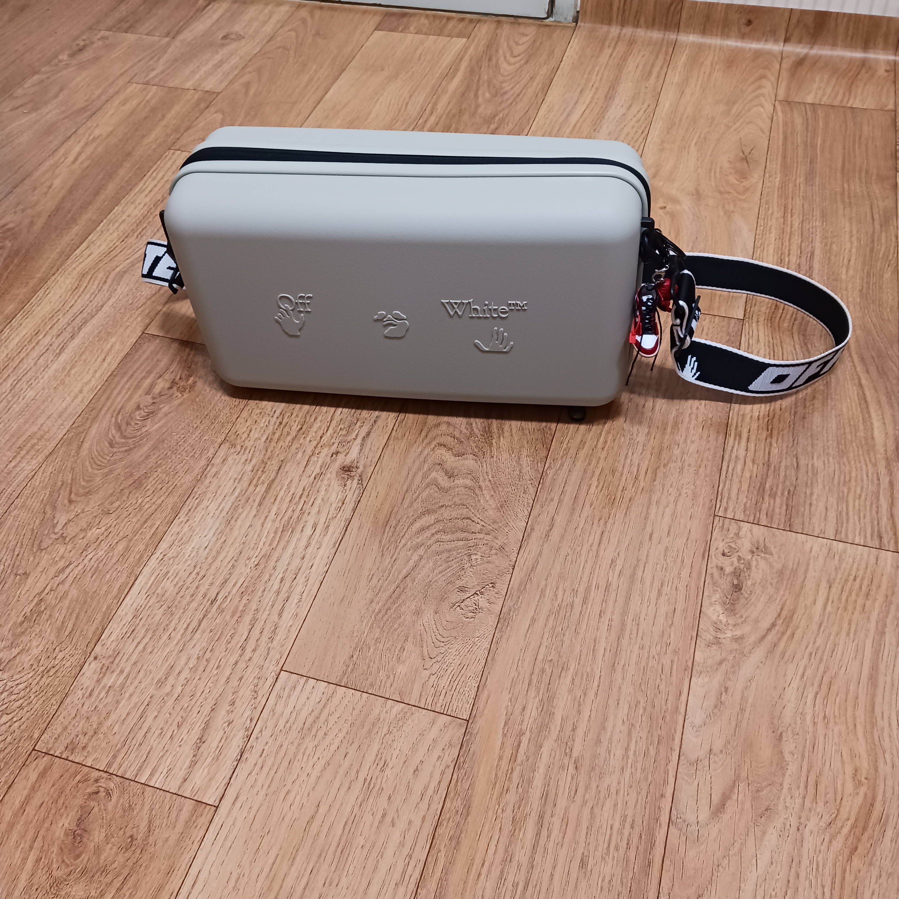 Off-White x Amore Pacific Protection Box (Without Cosmetics) 착용 스타일 - 2