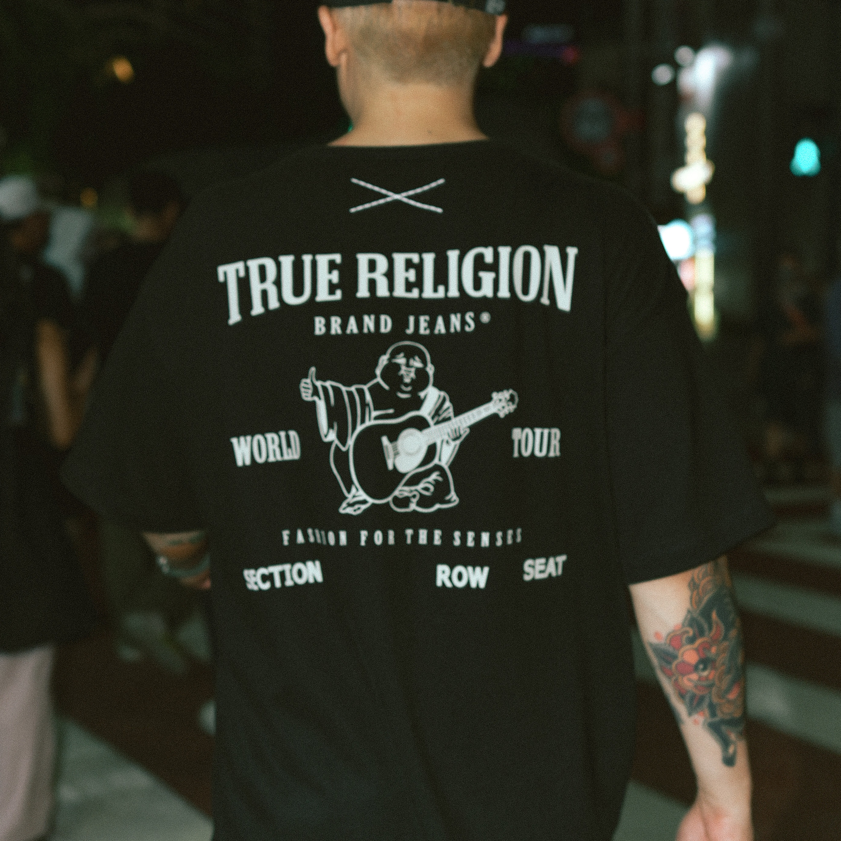 True Religion Origin Logo T-Shirt Black, True Religion Classic Cargo Pants Light Indigo 착용 스타일 - 3