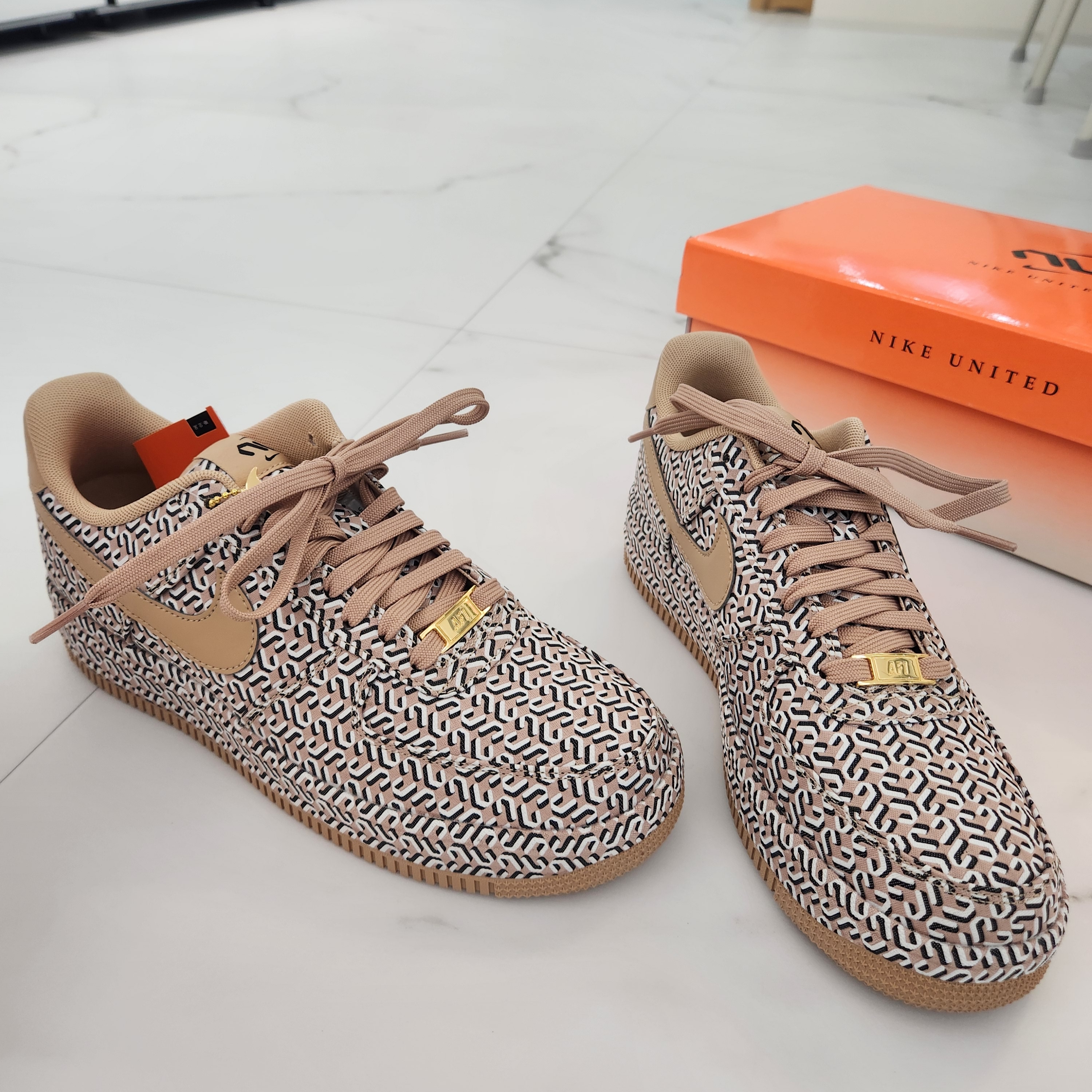 (W) Nike Air Force 1 LX United in Victory Hemp 착용 스타일 - 2