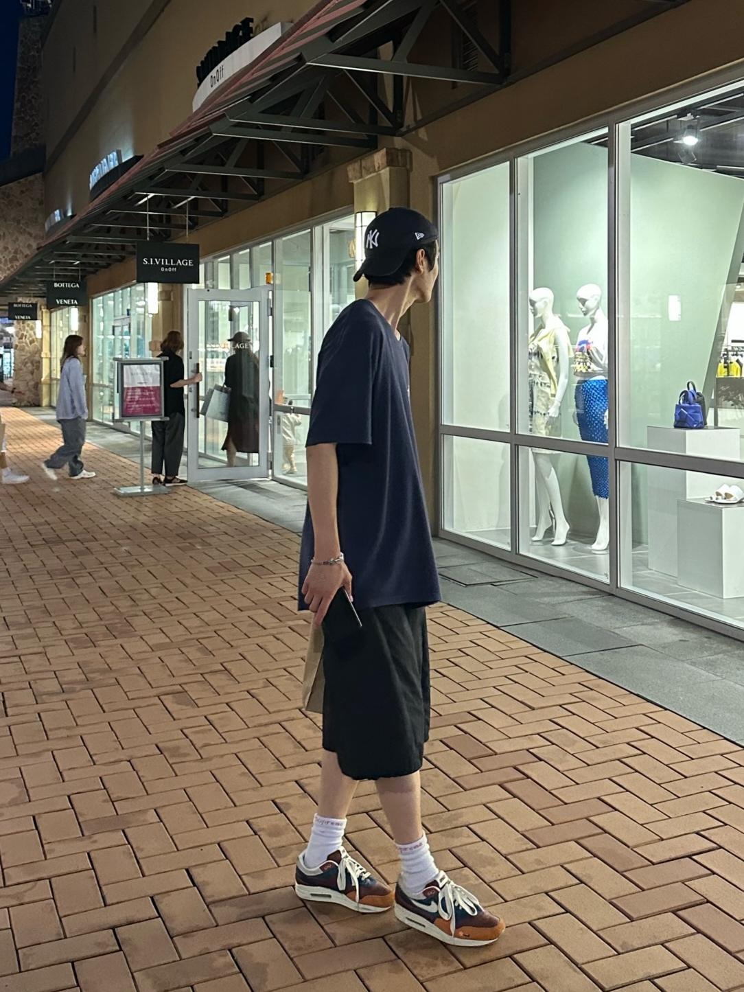 Stussy 8 Ball T-Shirt Navy - 21SS, Nike x Kasina Air Max 1 SP Won-Ang Orange 착용 스타일