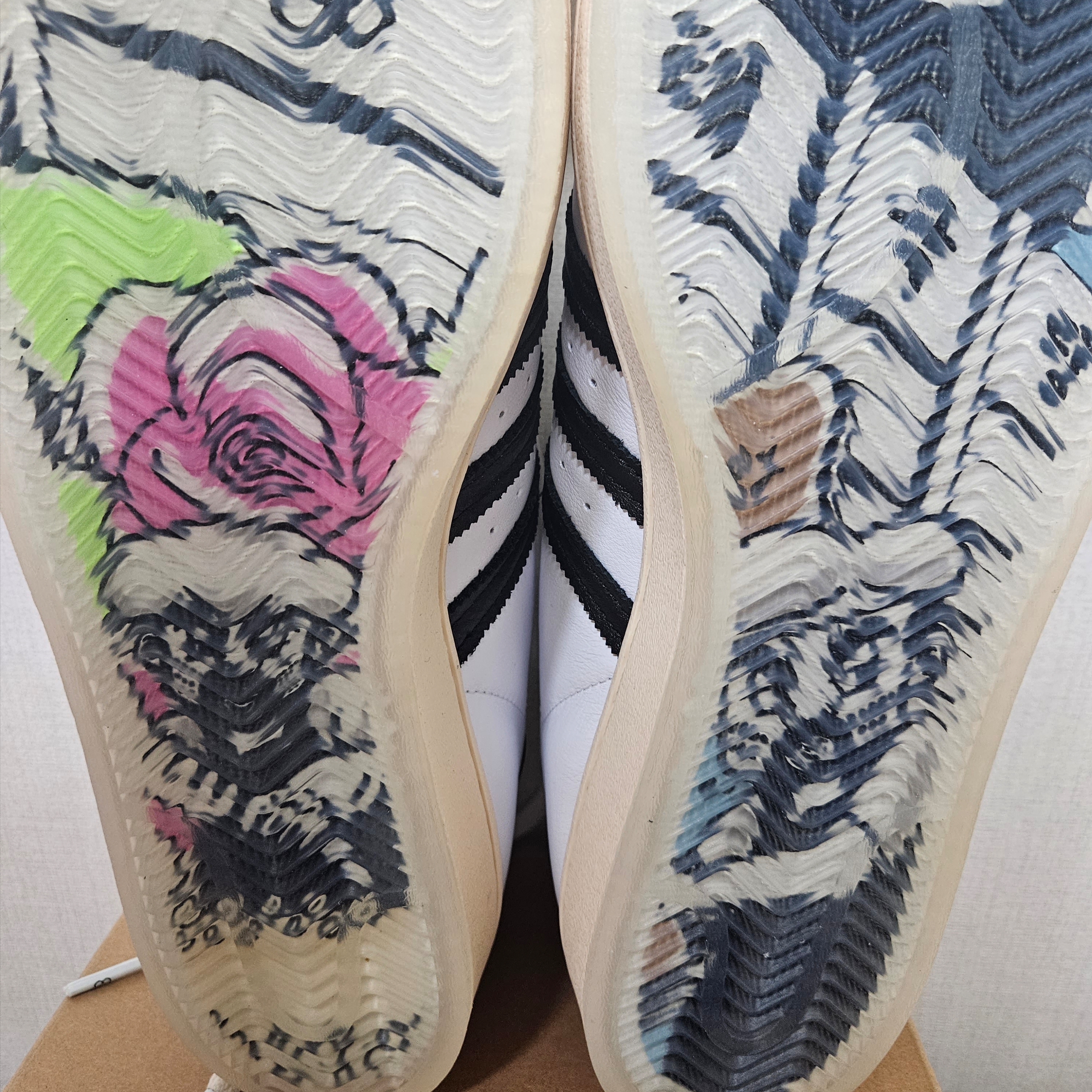 Adidas x Taegeukdang Superstar White Black 착용 스타일 - 4