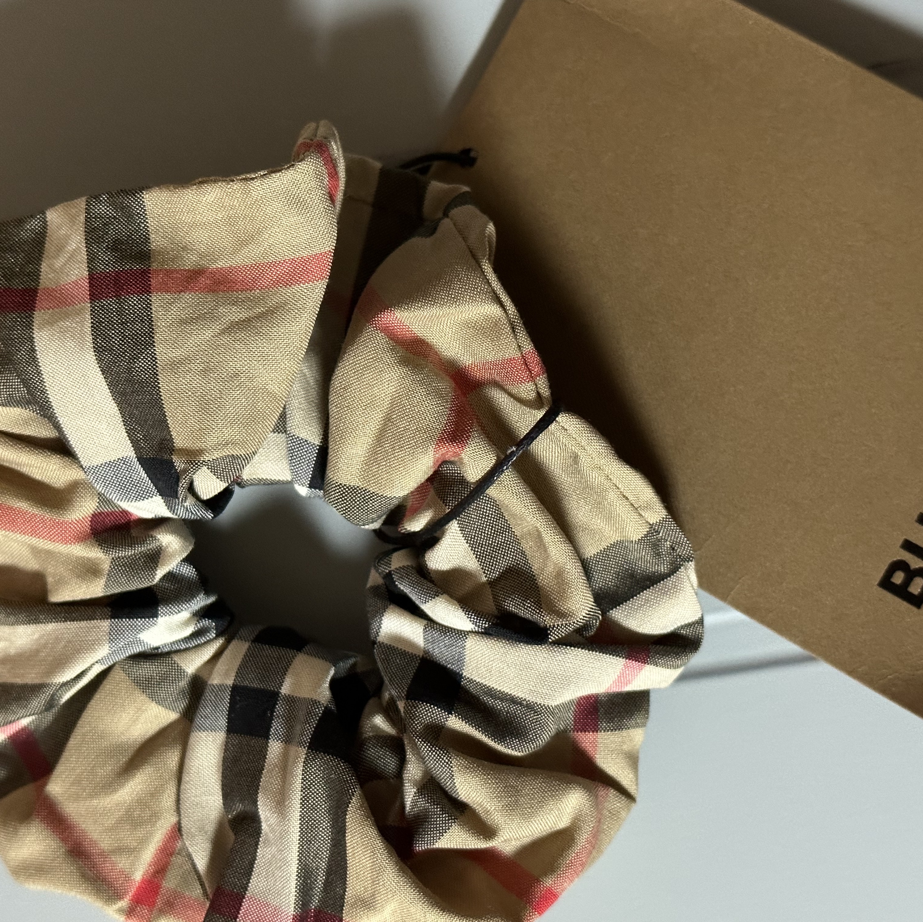 (Kids) Burberry Vintage Check Cotton Scrunchie Archive Beige 착용 스타일
