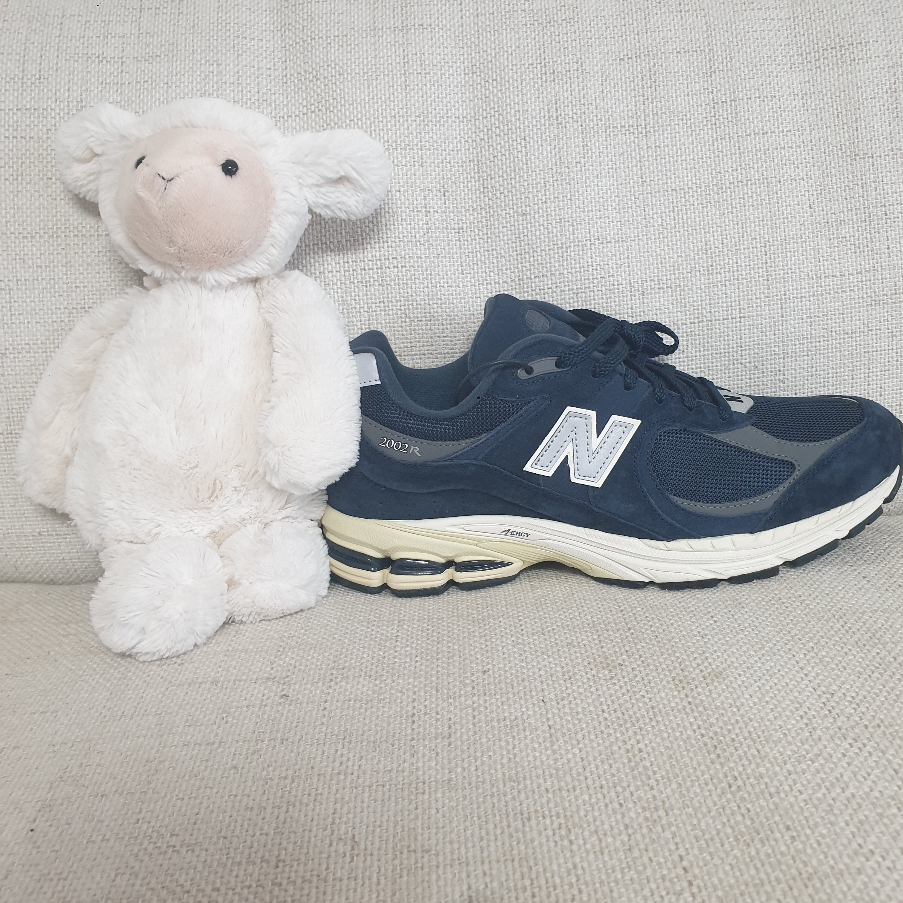 New Balance 2002R Eclipse Castlerock 착용 스타일