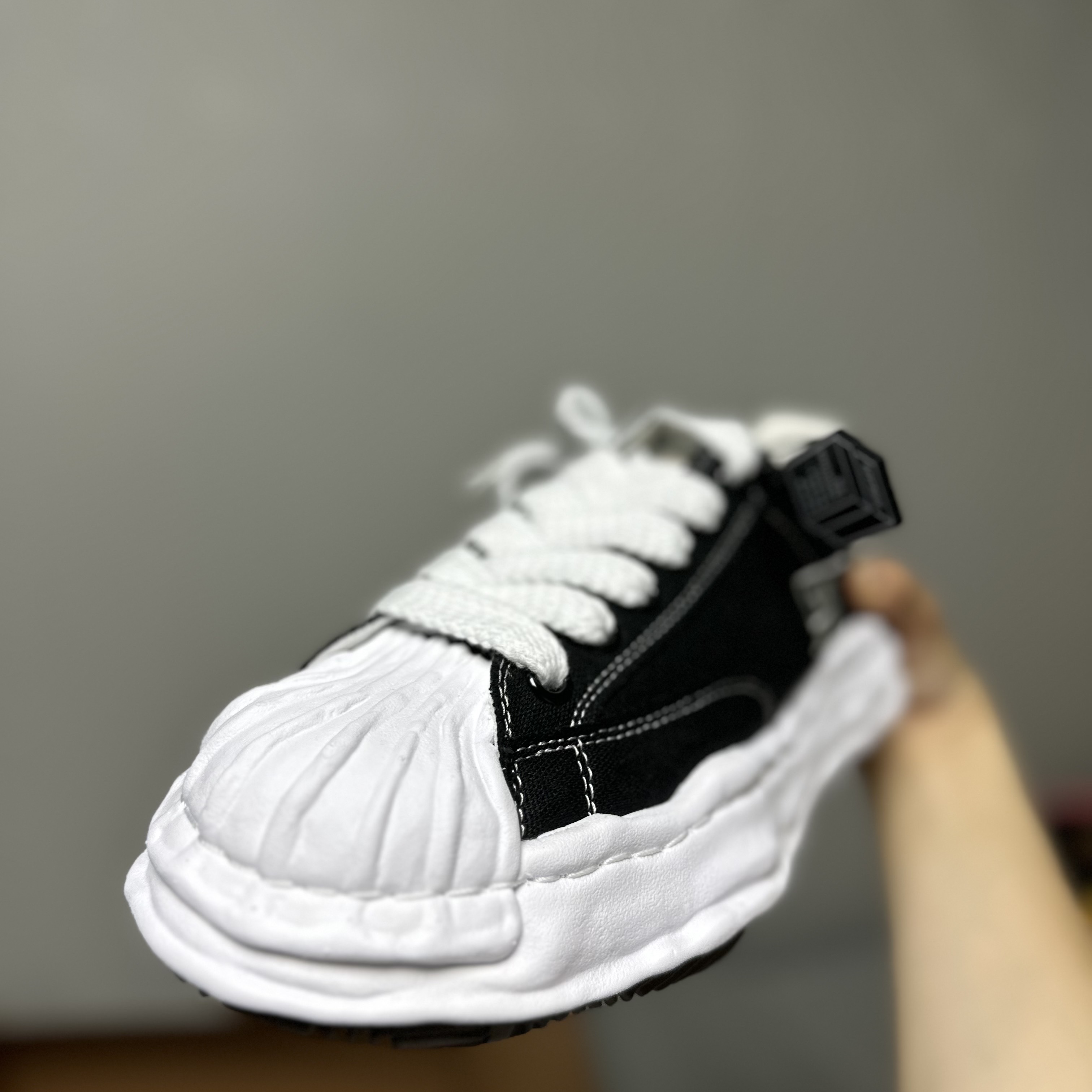 Maison Mihara Yasuhiro Blakey OG Sole Canvas Low-top Sneakers Black White 착용 스타일 - 5