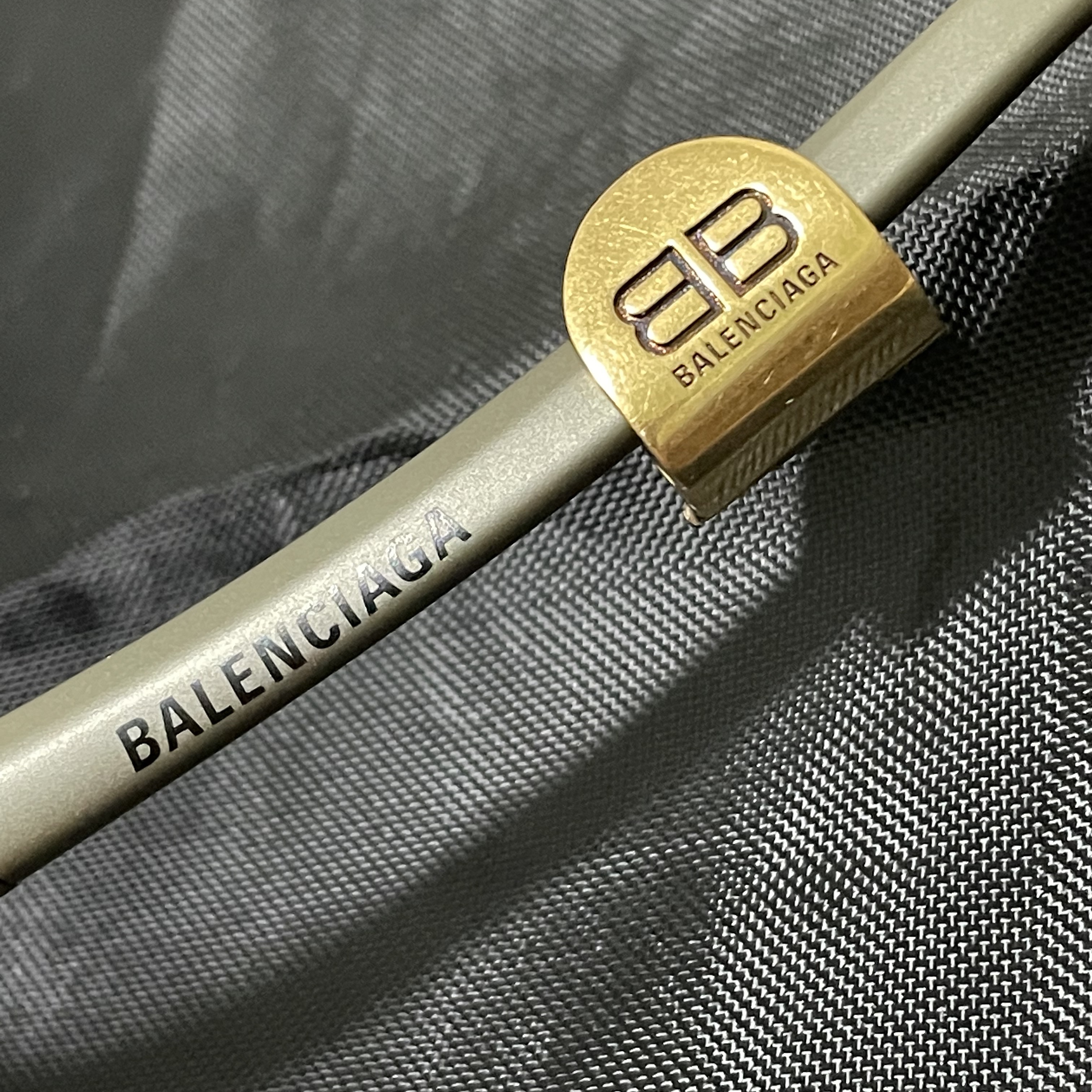 Balenciaga Bat Rectangle Sunglasses Silver 착용 스타일 - 2