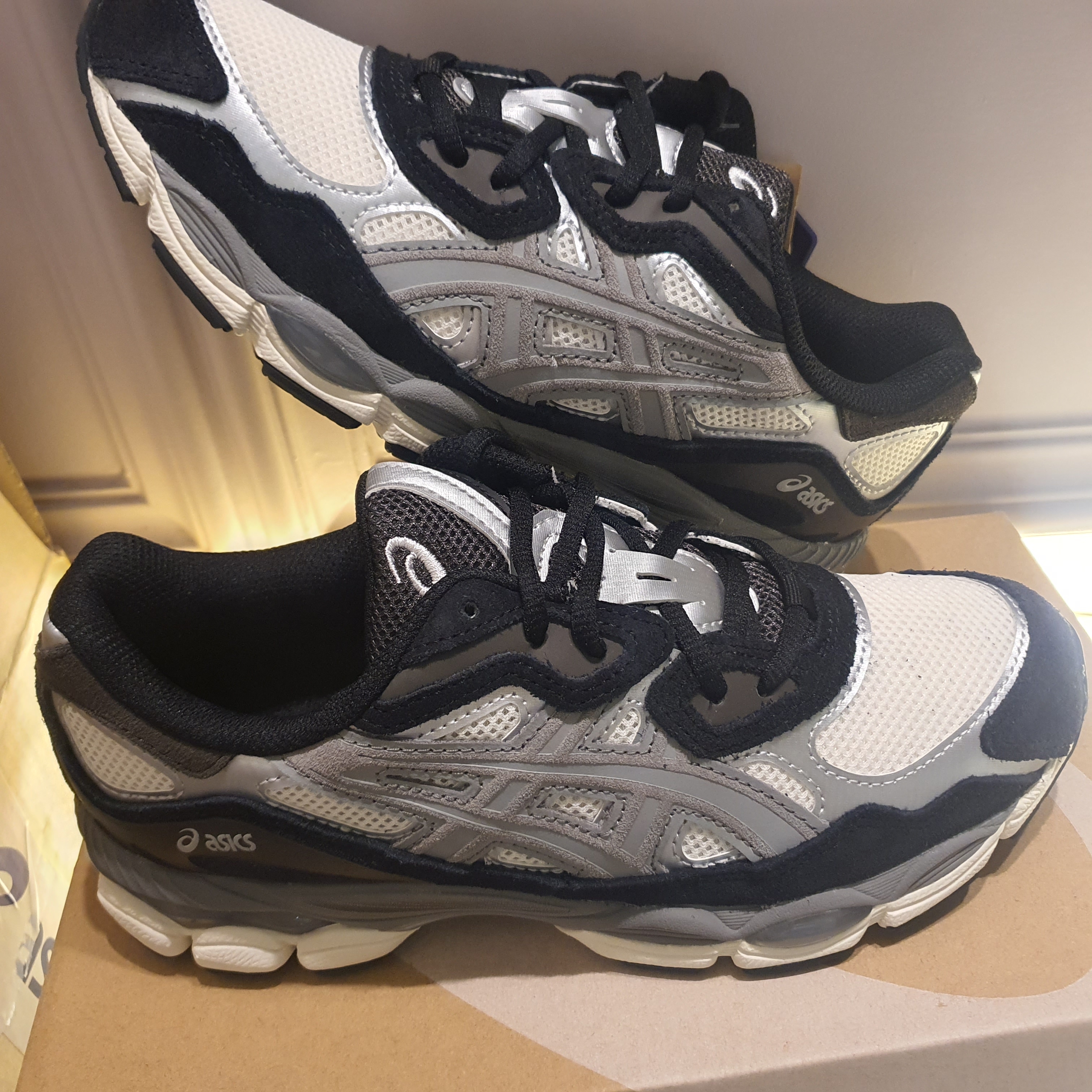 Asics Gel-NYC Ivory Clay Grey 착용 스타일