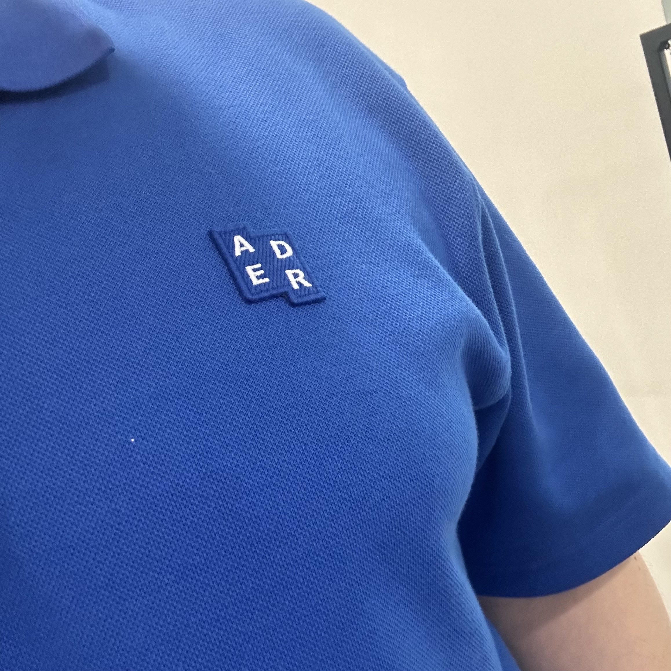 Ader Error Sig; TRS Tag Polo T-Shirt 01 Z-Blue 착용 스타일