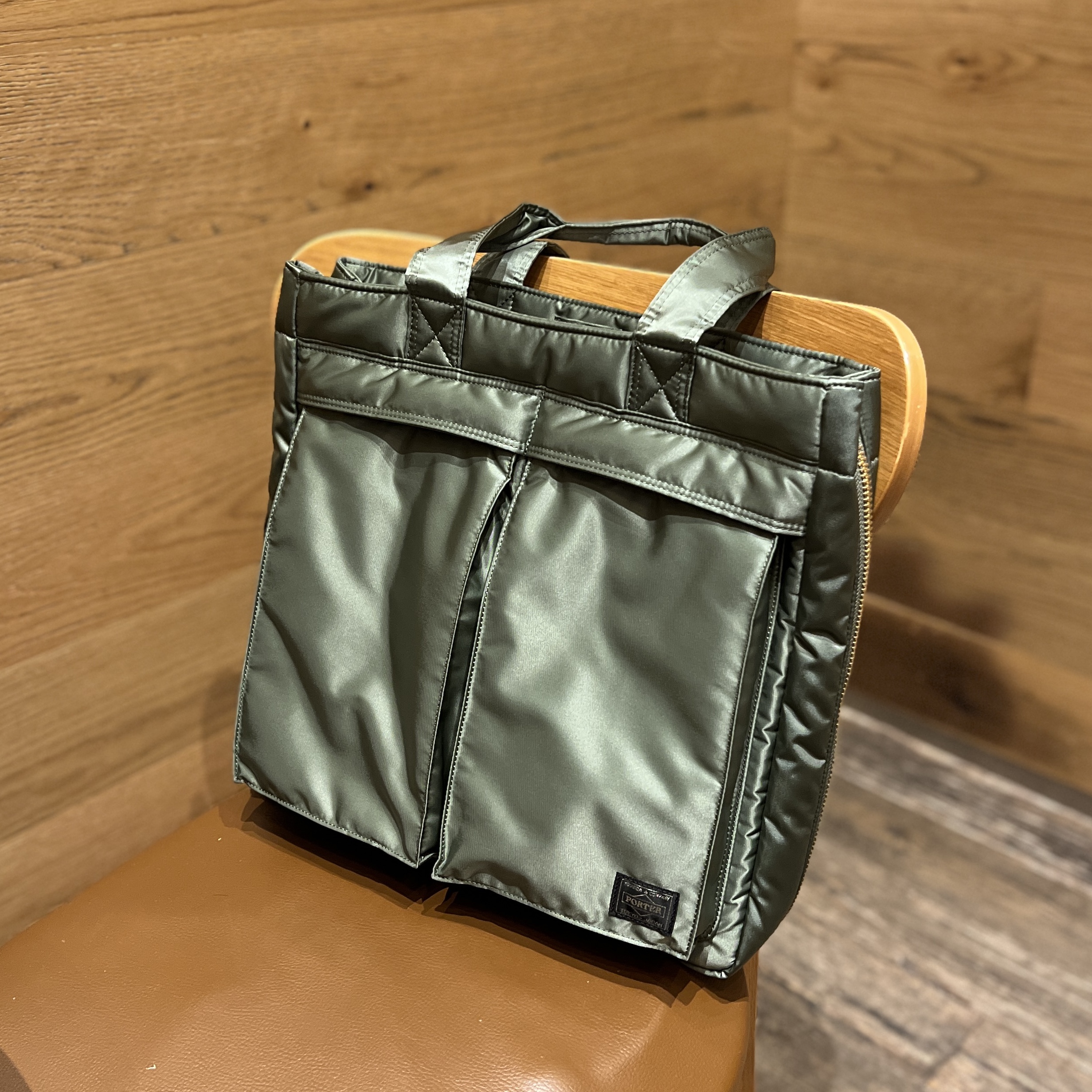 Porter Tanker 2Way Tote Bag Sage Green 착용 스타일