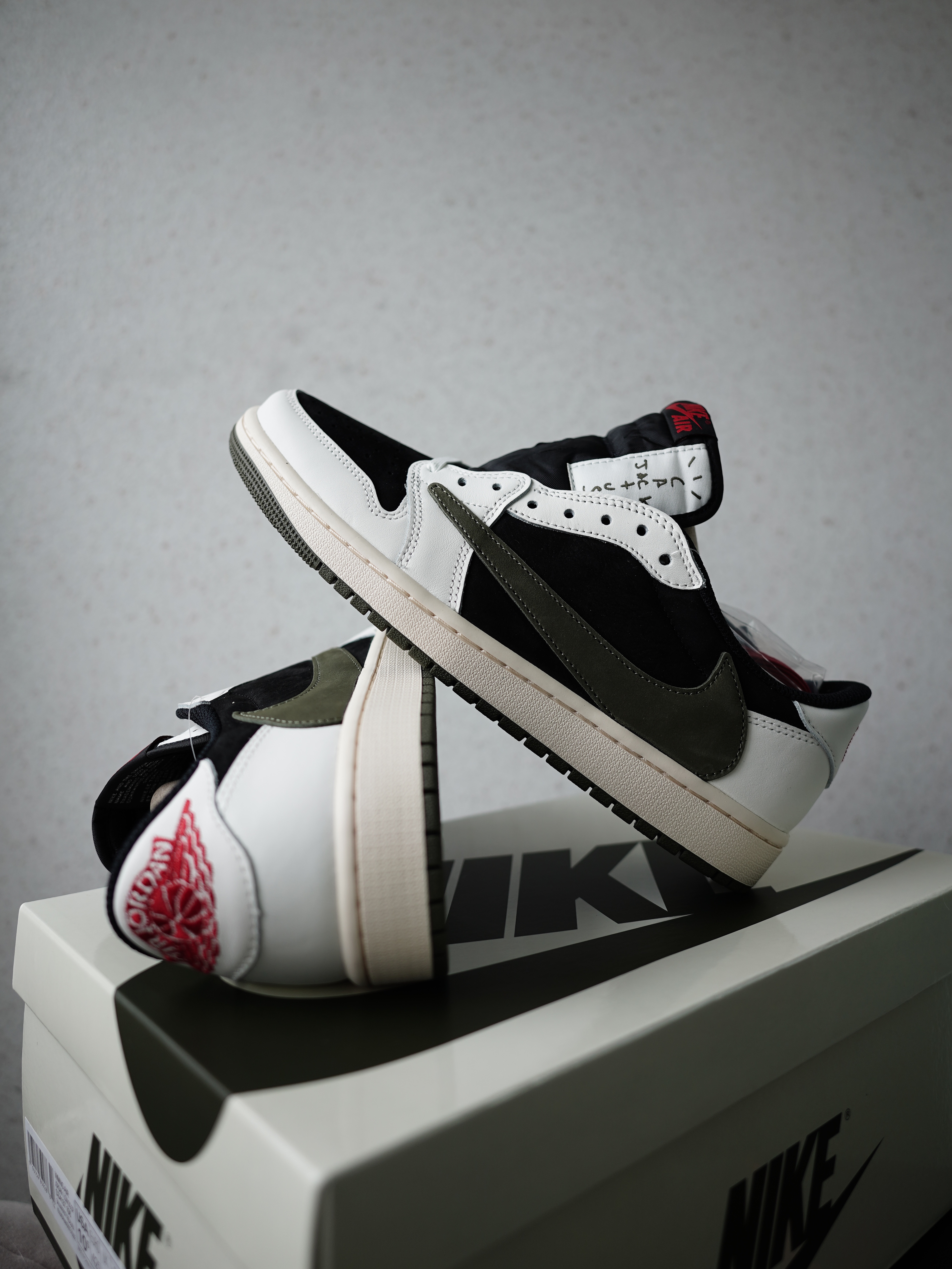 (W) Jordan 1 x Travis Scott Retro Low OG SP Medium Olive 착용 스타일 - 1