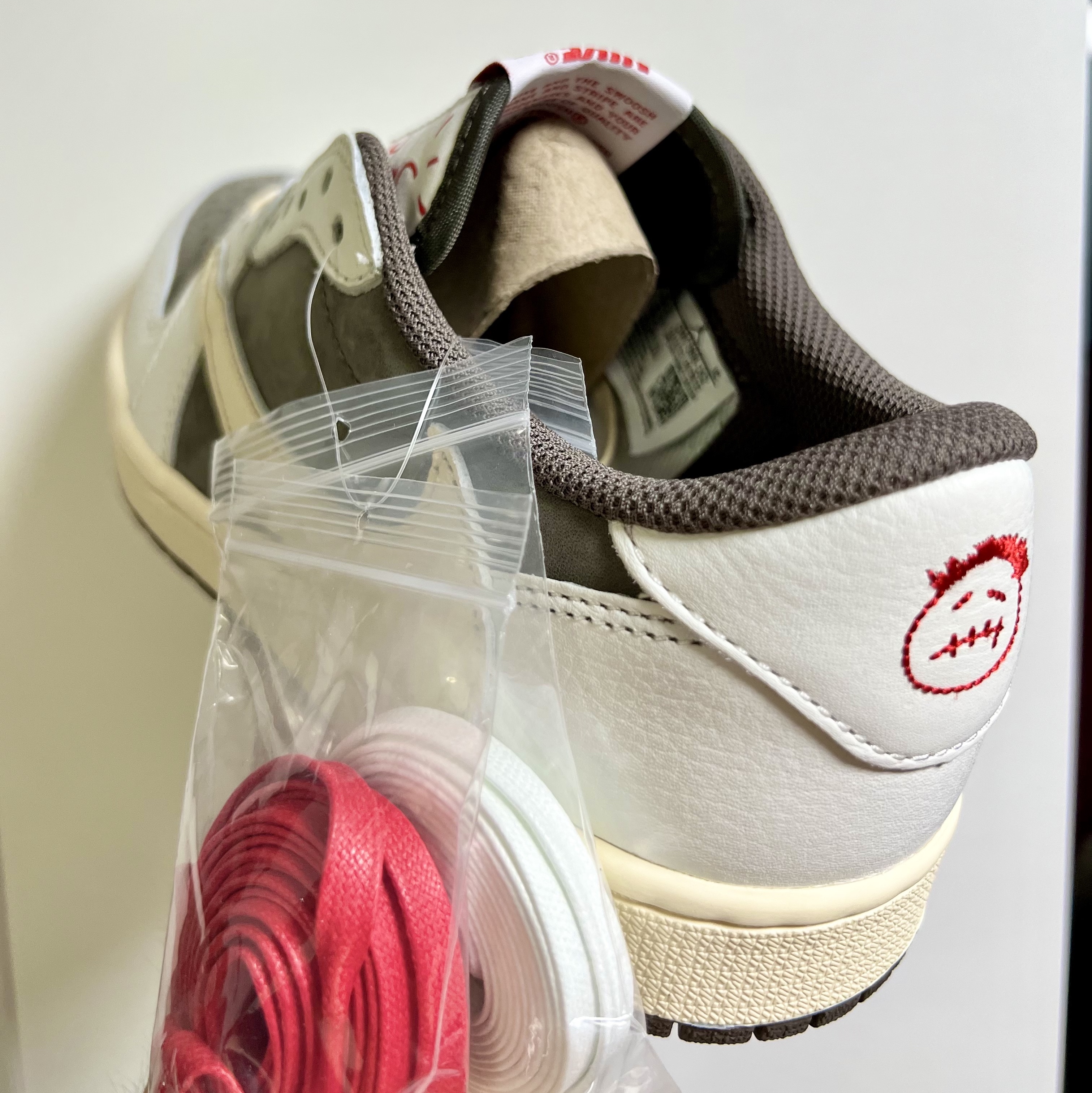 Jordan 1 x Travis Scott Retro Low OG SP Sail and Ridgerock 착용 스타일 - 2