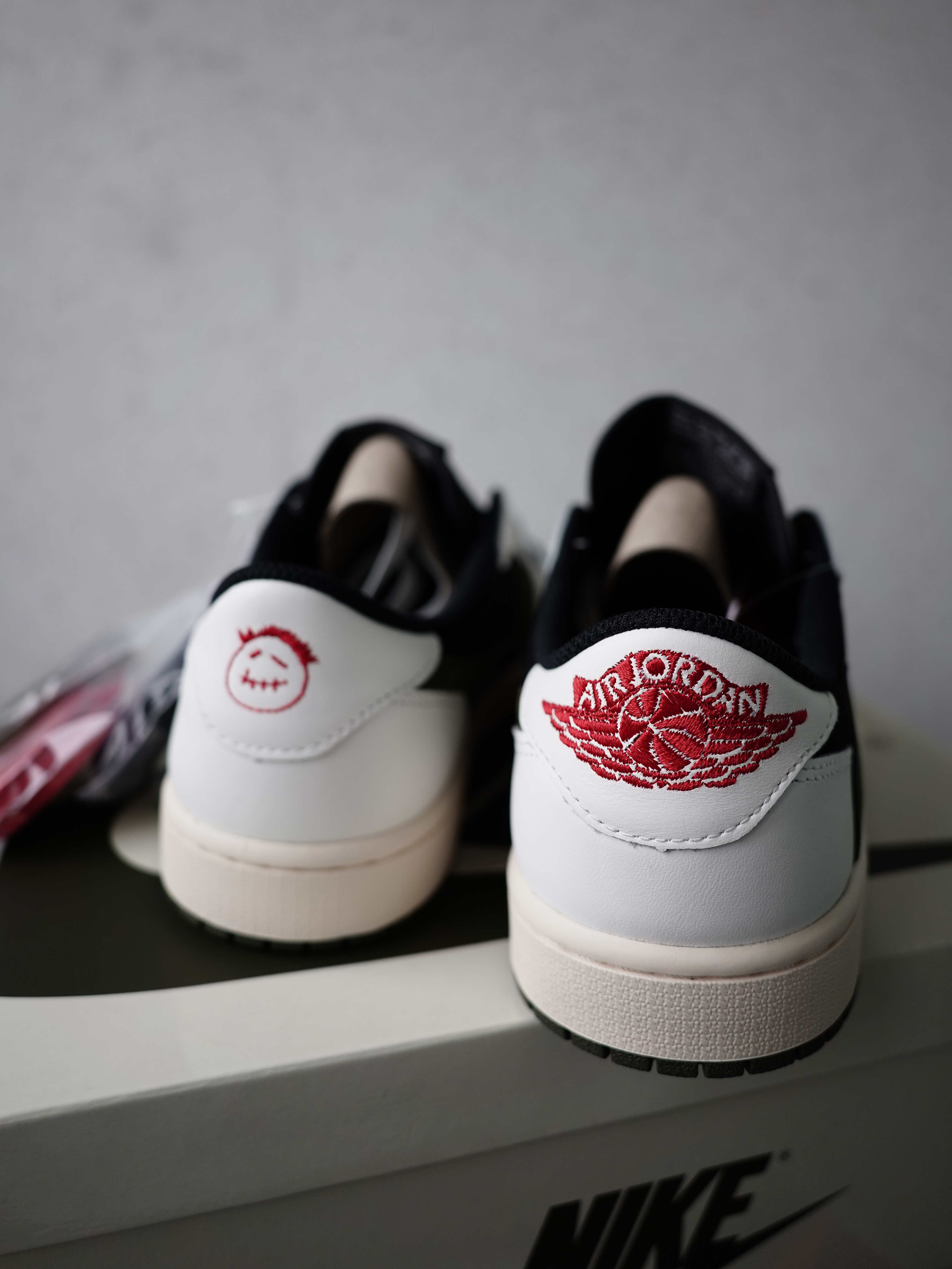 (W) Jordan 1 x Travis Scott Retro Low OG SP Medium Olive 착용 스타일 - 2