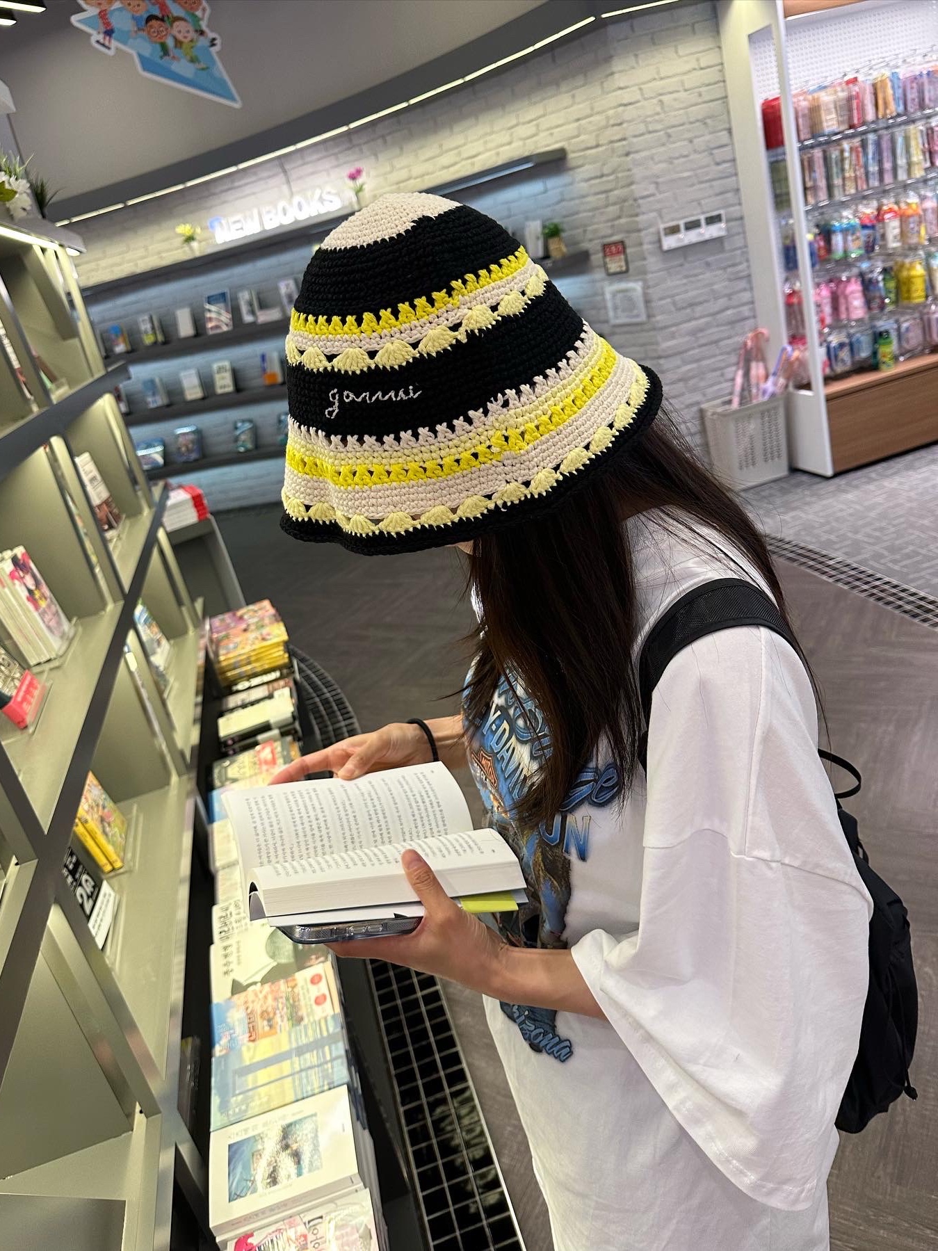 (W) Ganni Crochet Bucket Hat Golden Kiwi, Arc'teryx Heliad 10 Backpack Black 착용 스타일 - 1