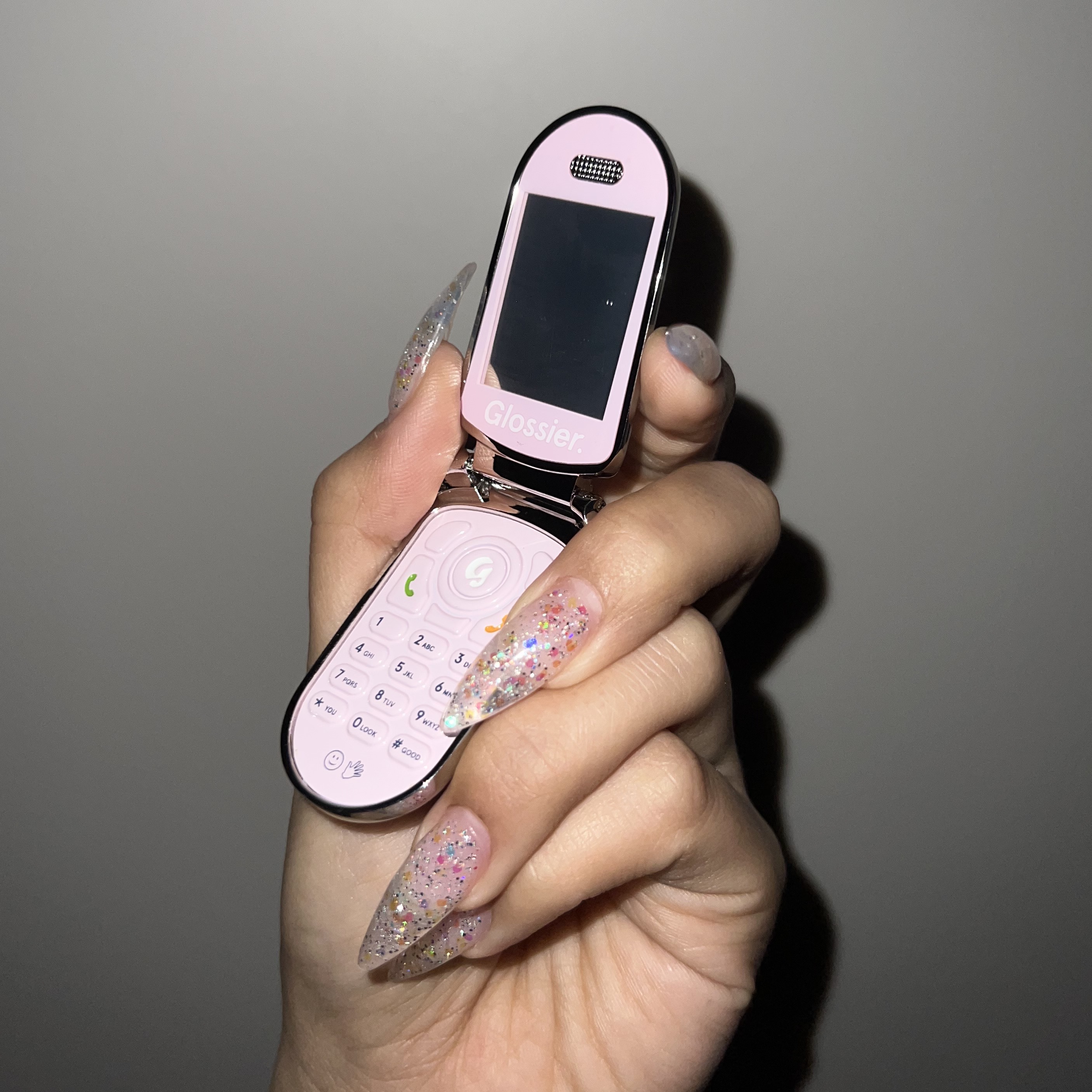 Glossier Cell Phone Keychain - LA Exclusive 착용 스타일 - 2