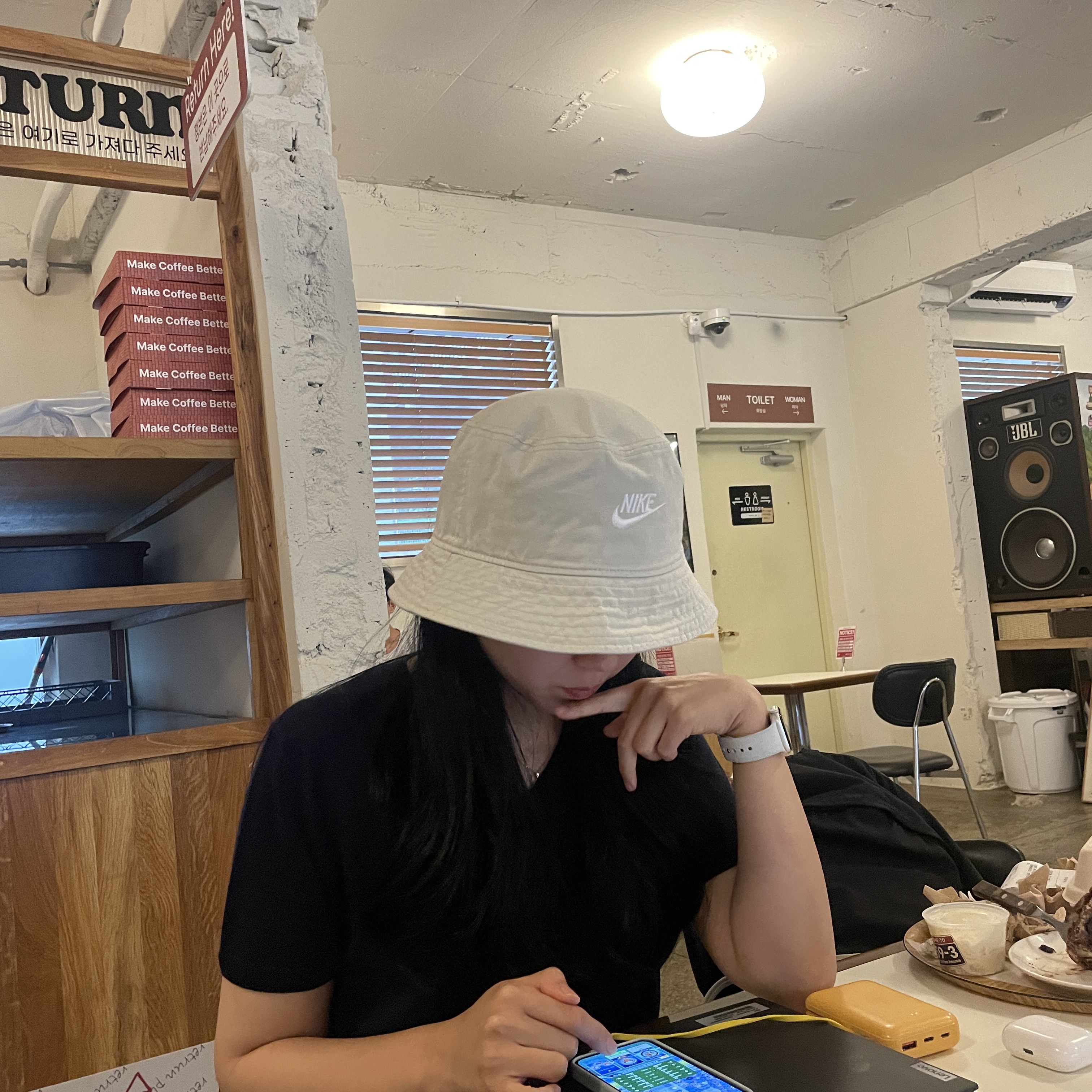 Nike Futura Washed Bucket Hat Light Bone 착용 스타일