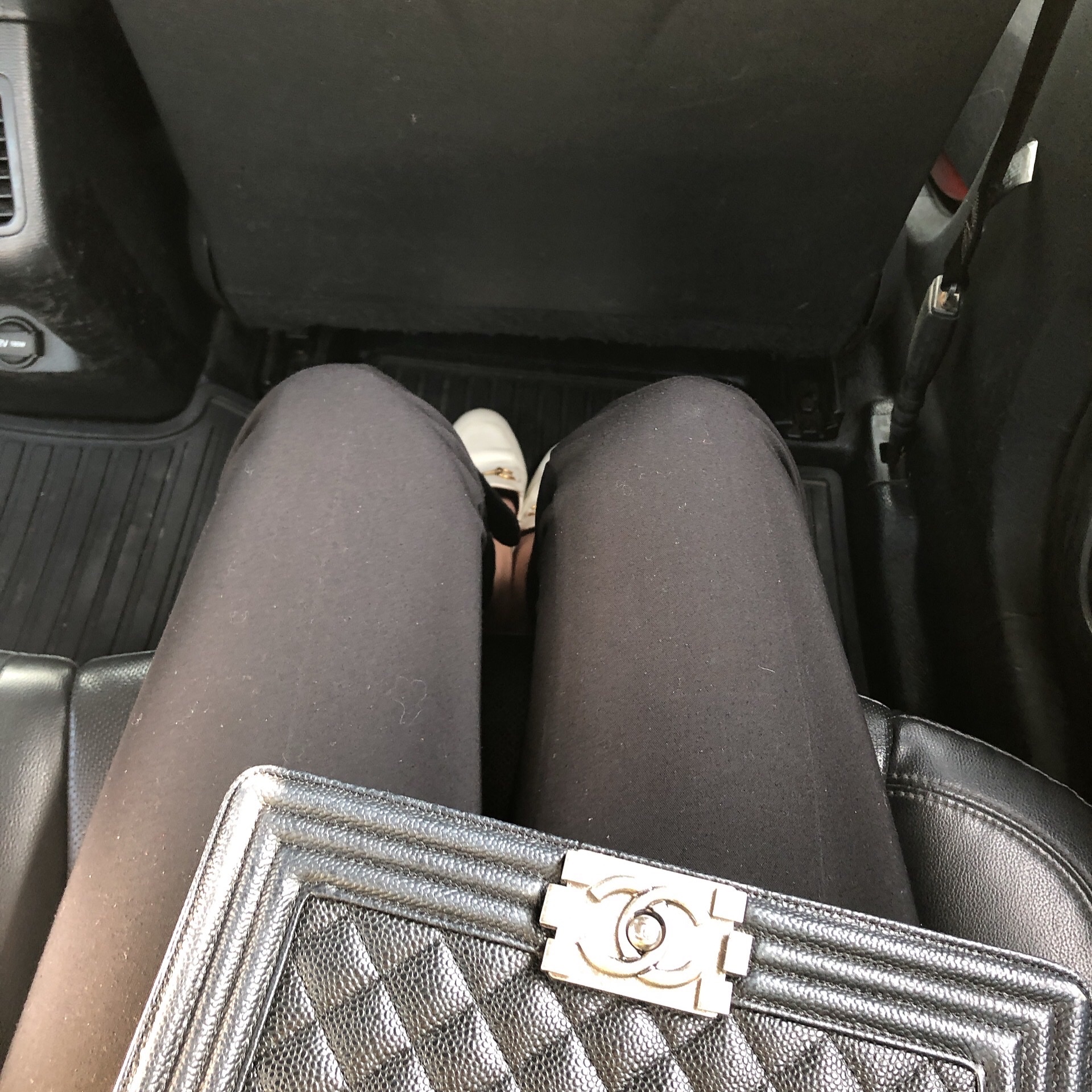 (W) Gucci Princetown Leather Slipper White, Chanel Medium Boy Chanel Handbag Grained Calfskin & Ruthenium Black 착용 스타일