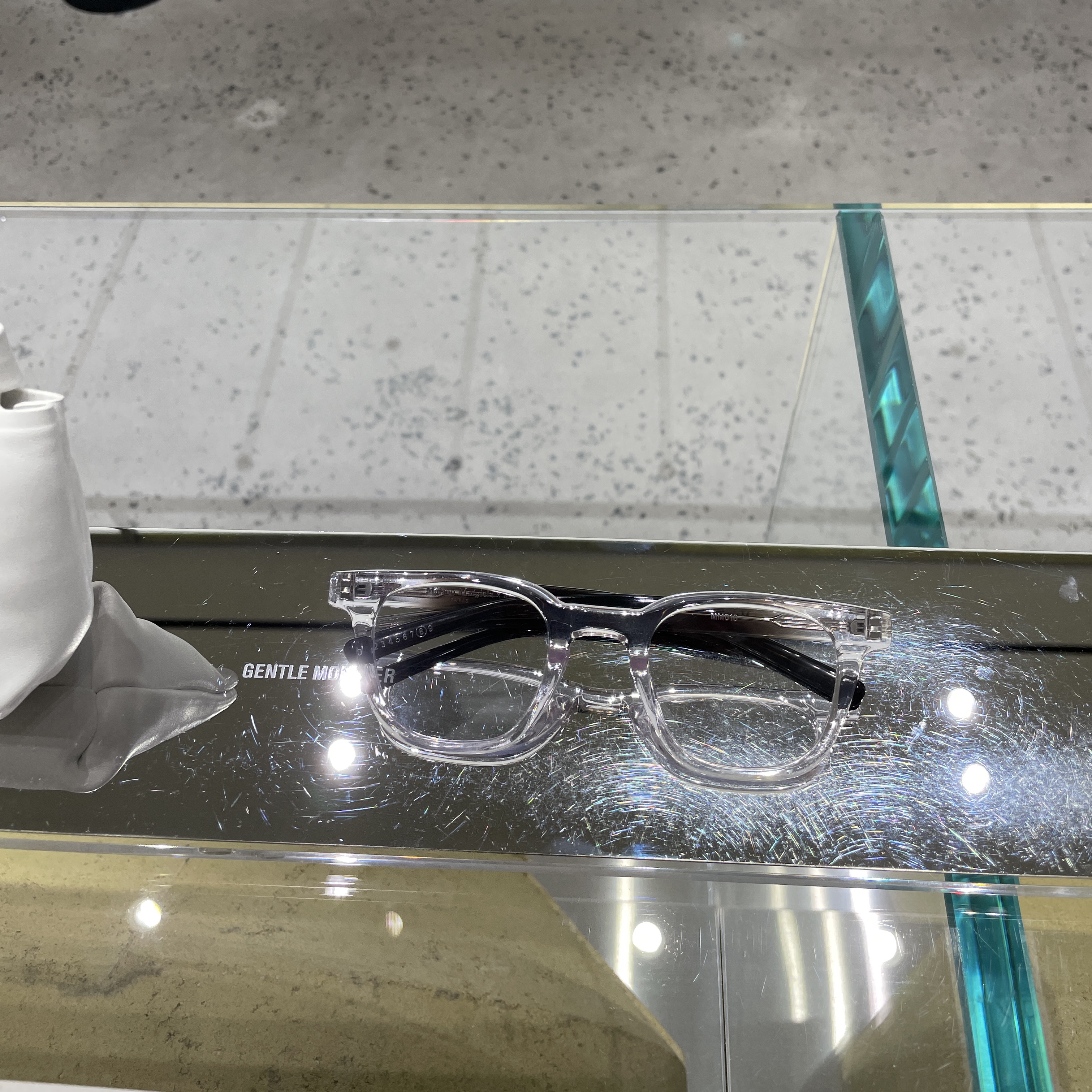 Gentle Monster x Maison Margiela MM010 Clear Black Gradient 착용 스타일