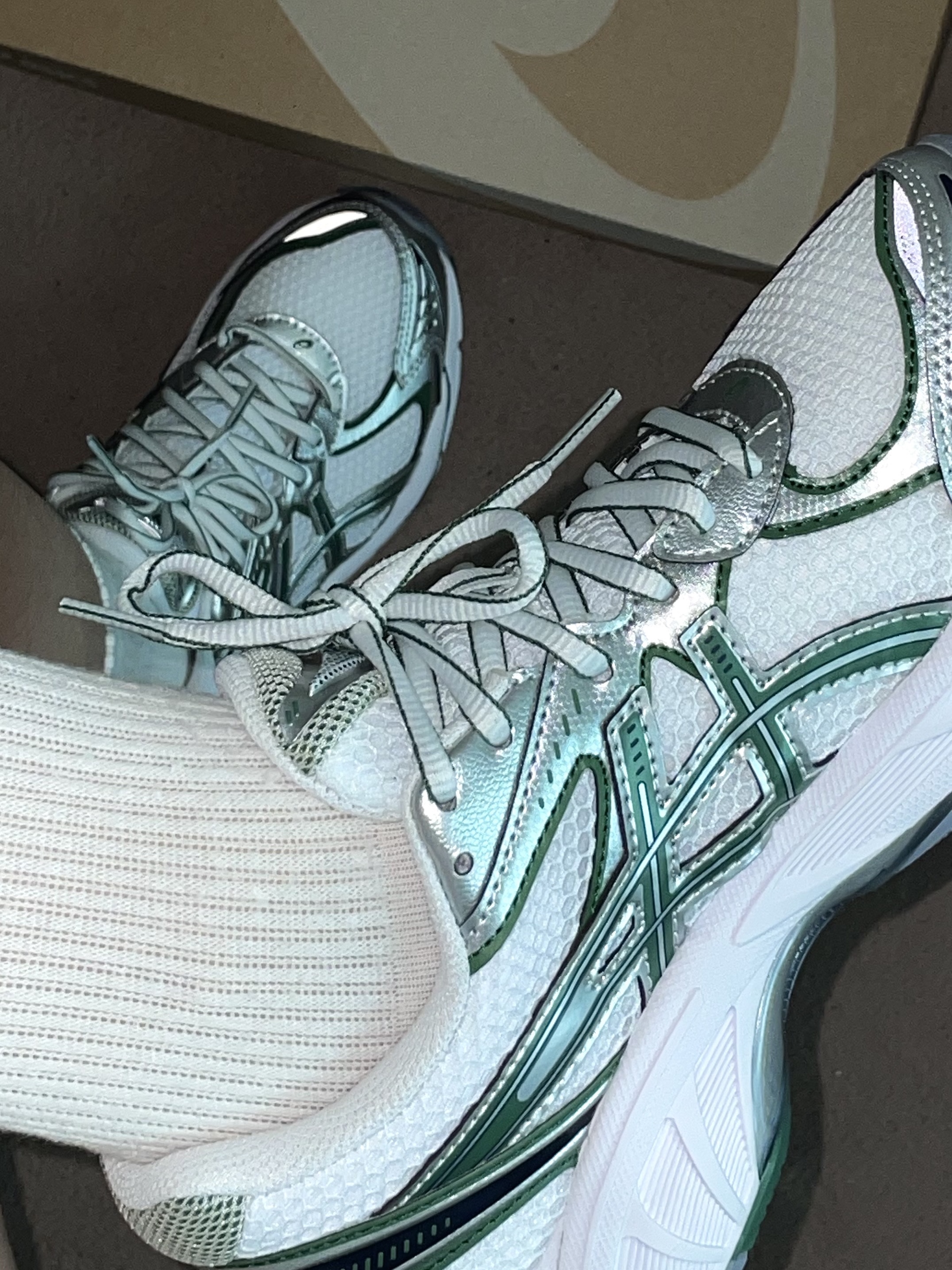 Asics GT-2160 White Shamrock Green 착용 스타일