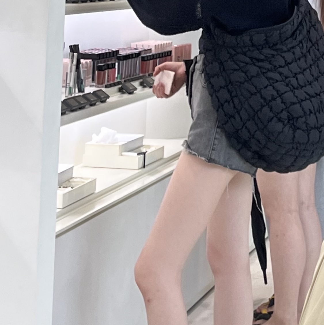COS Quilted Oversized Shoulder Bag Black 착용 스타일 - 2