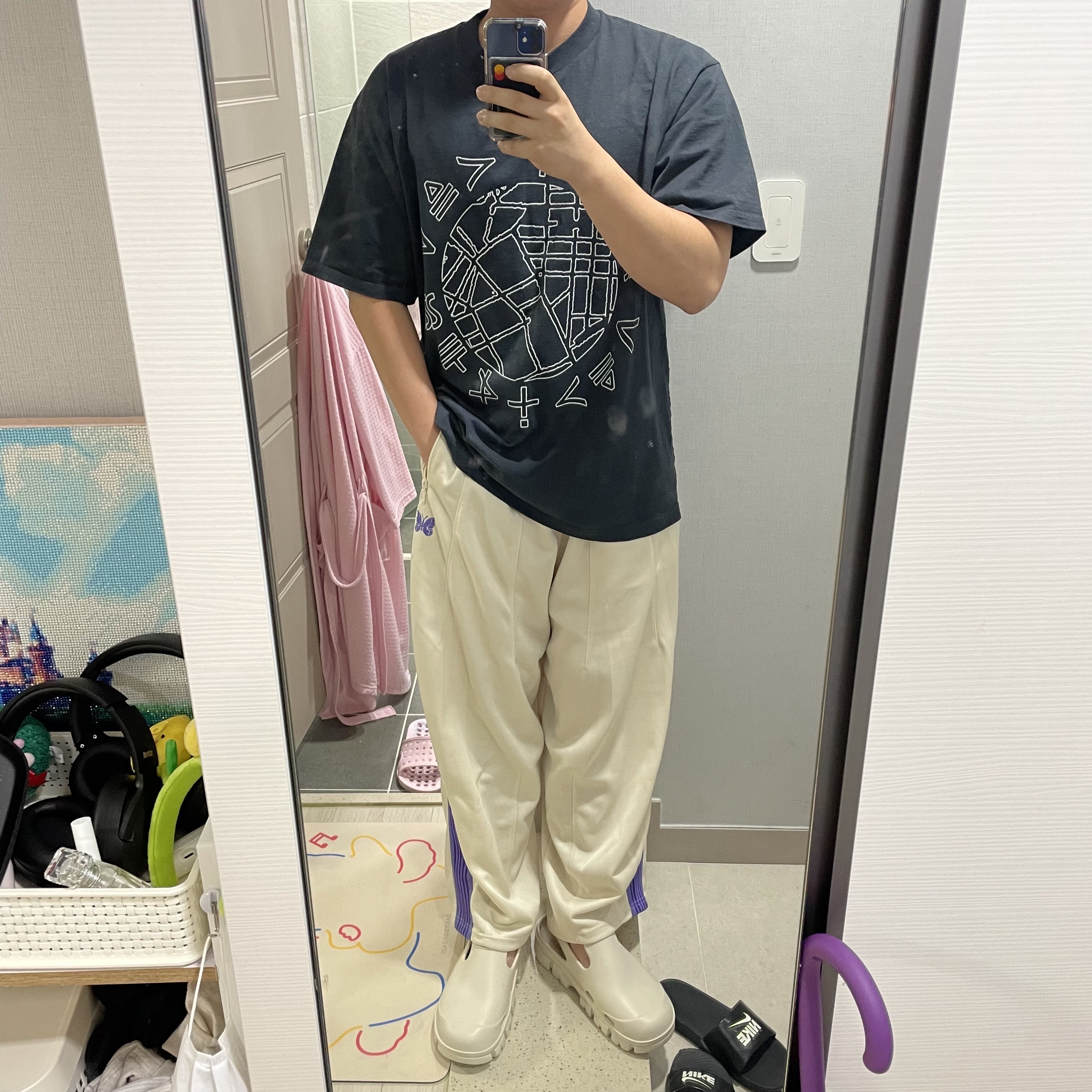 Needles H.D. Track Pants Poly Smooth Ivory, Cav Empt Overdye Circle T-Shirt Navy - 23SS 착용 스타일 - 1