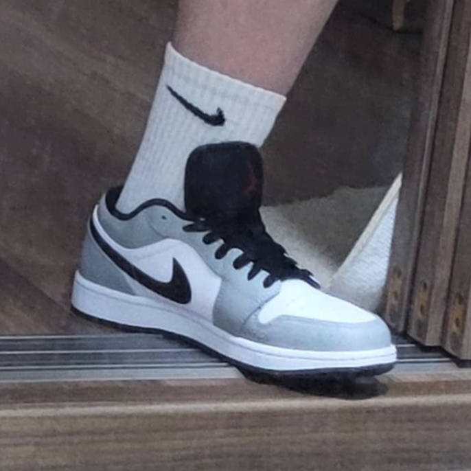 Jordan 1 Low Light Smoke Grey, Nike Everyday Lightweight Training Crew Socks White (3 Pack/Korean Ver.) 착용 스타일 - 1