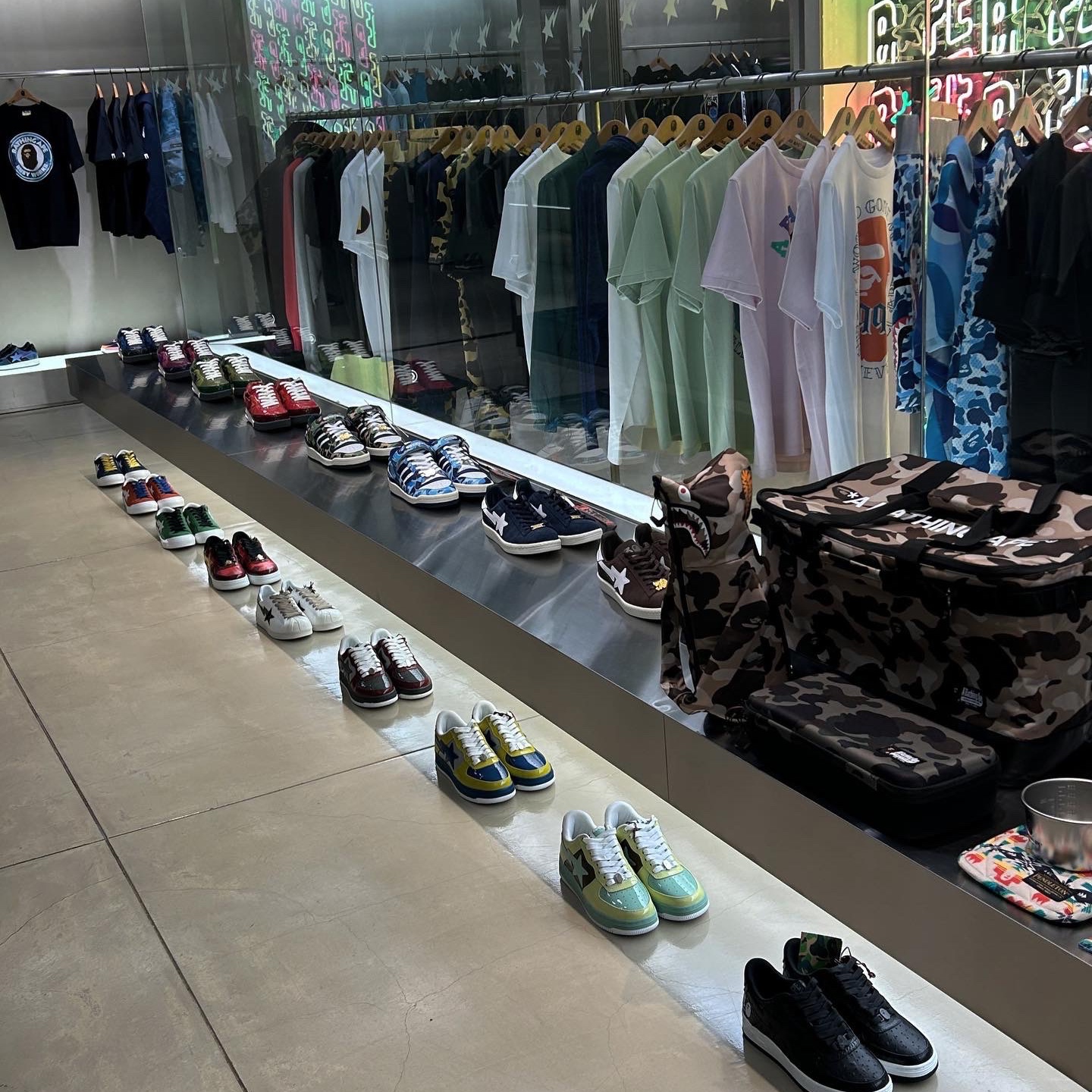 Adidas Yeezy Slide Onyx, Stussy x Martine Rose Collage Pigment Dyed T-Shirt Black 착용 스타일 - 5