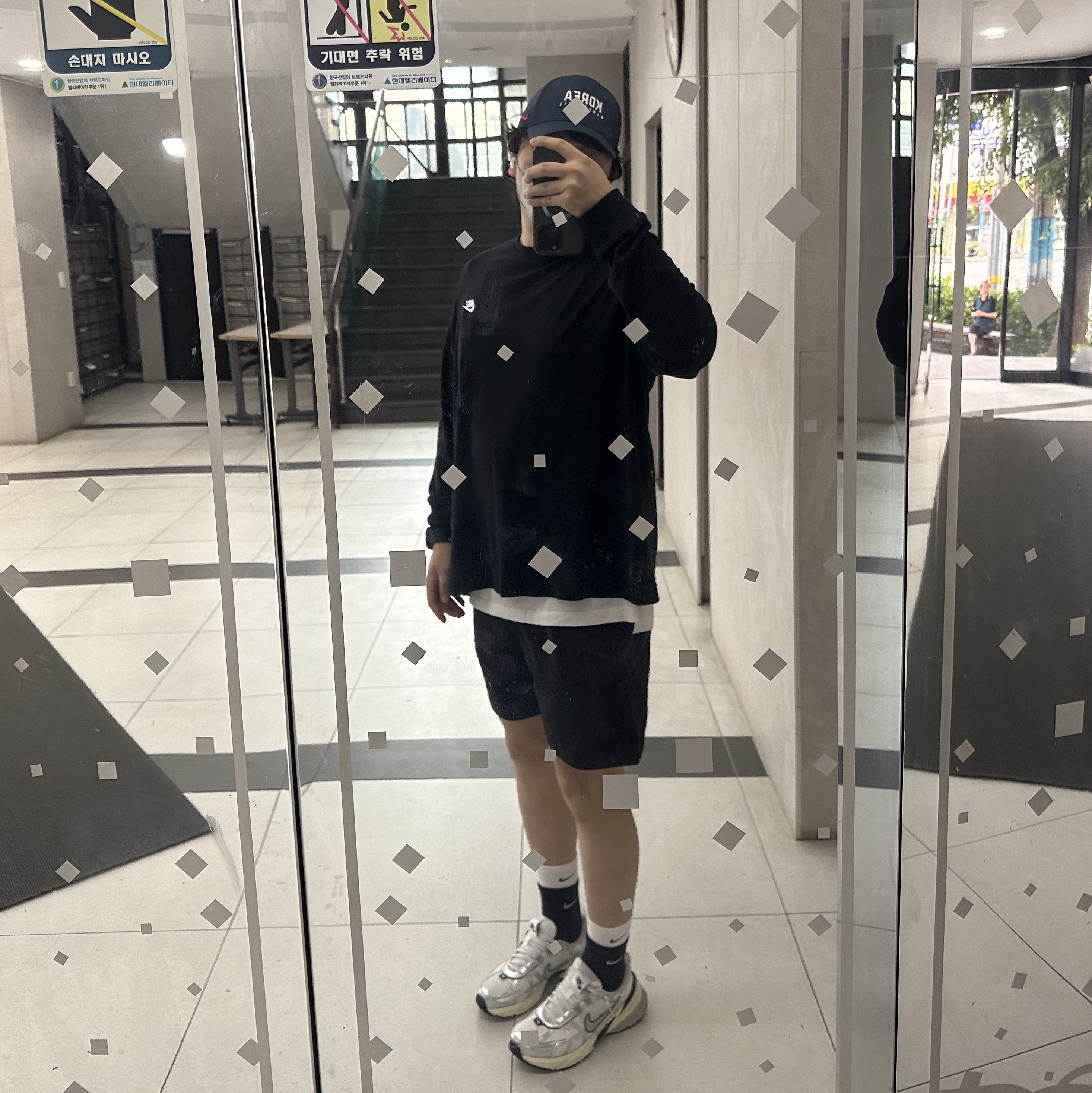 Nike V2K Run Summit White Metallic Silver, Nike x Peaceminusone LS T-Shirt Black (DR0098-010) 착용 스타일 - 1