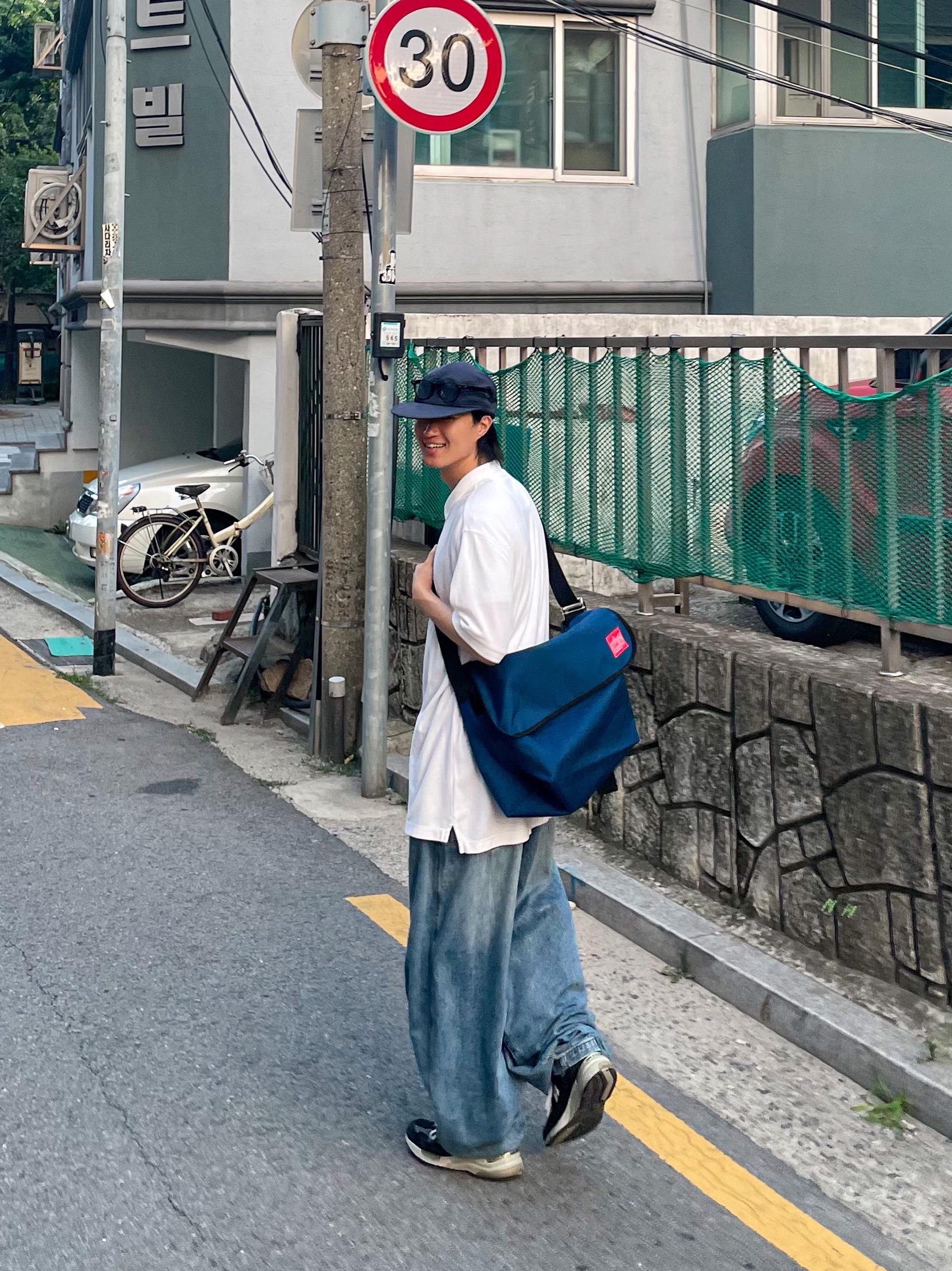 Telfar Baggy Jean Blue, Roa Hiking Katharina Black 착용 스타일 - 1