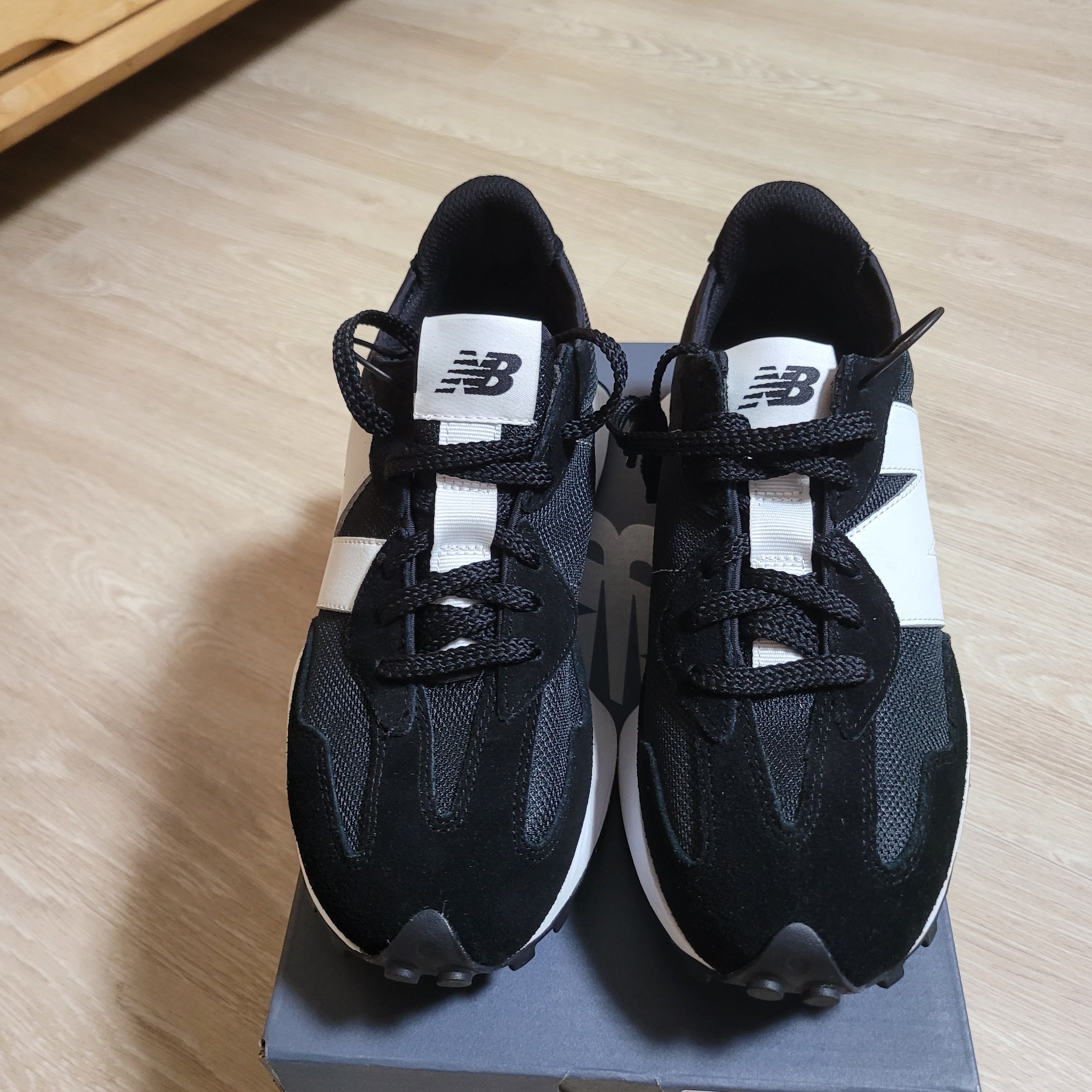 New Balance 327 Black White 착용 스타일 - 2