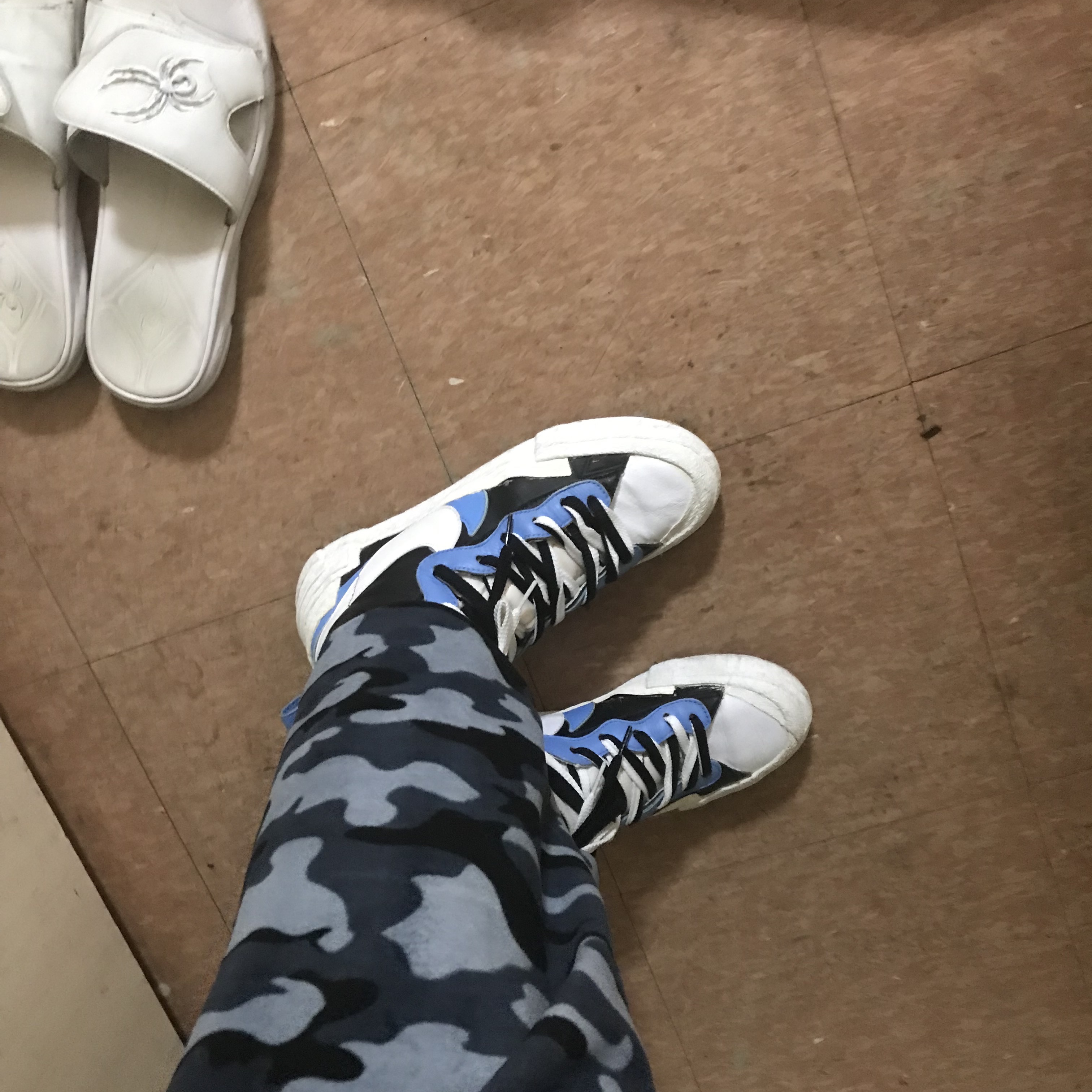 Nike x Sacai Blazer Mid White Black Legend Blue 착용 스타일 - 3