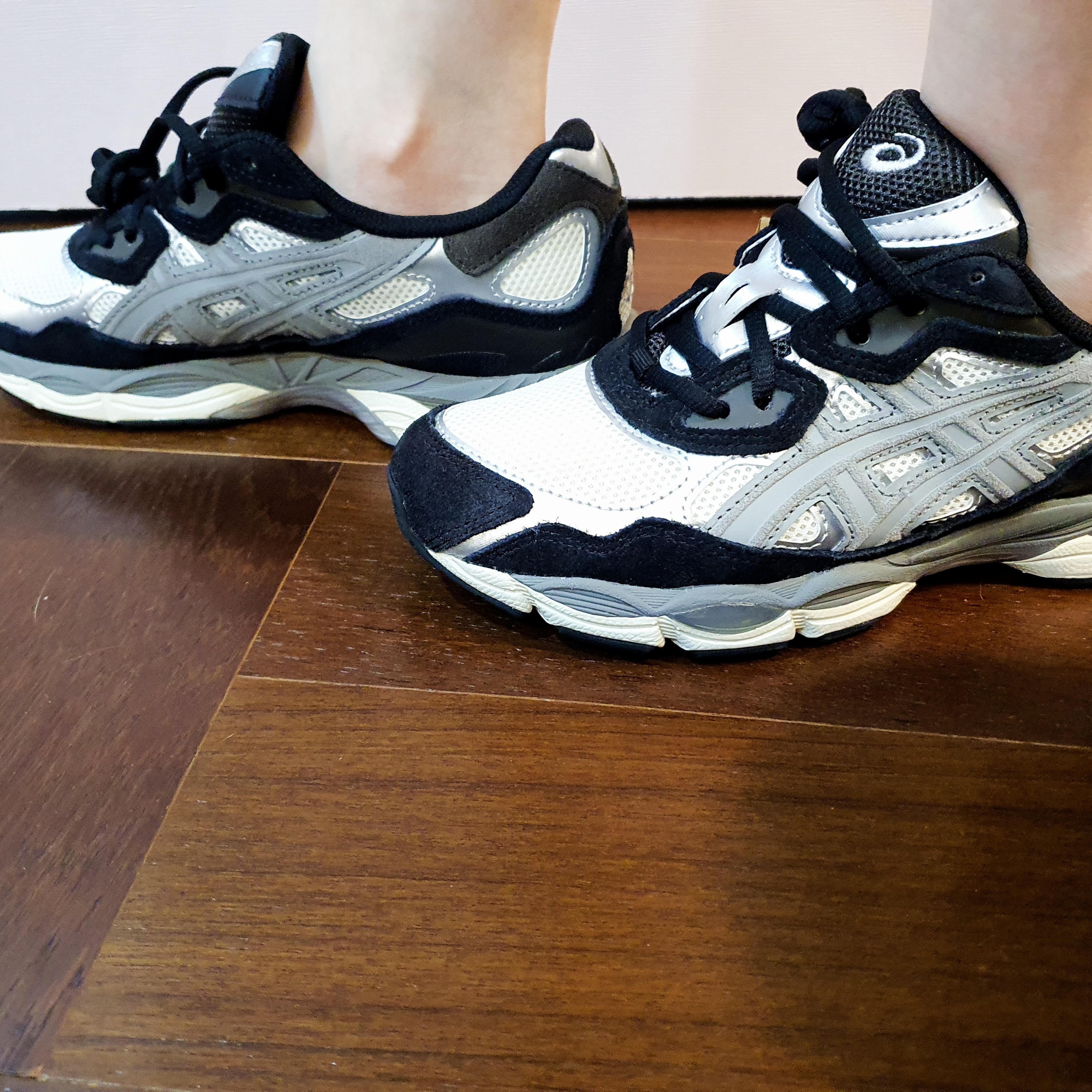 Asics Gel-NYC Ivory Clay Grey 착용 스타일