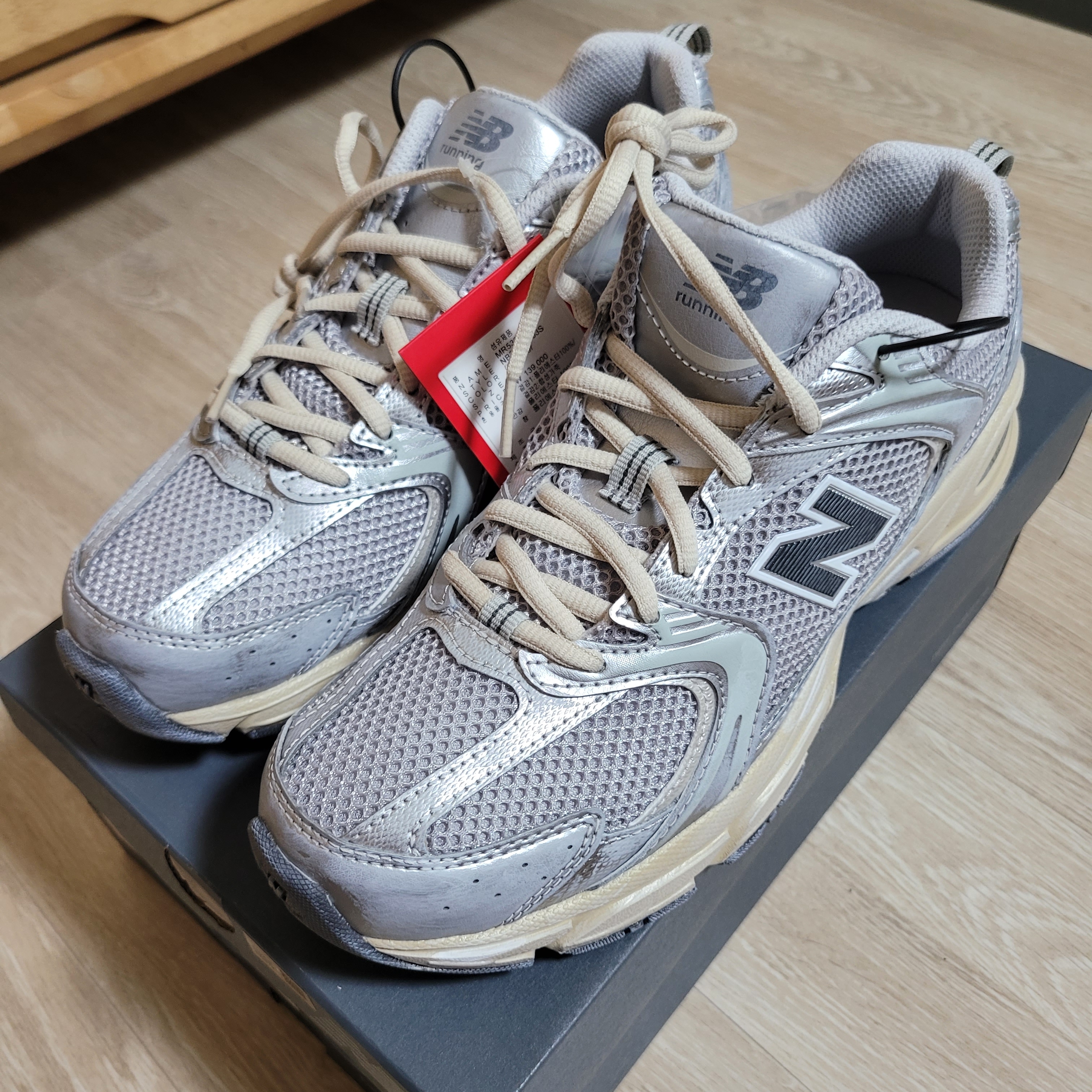 New Balance 530 Vintage Metallic Silver 착용 스타일 - 1
