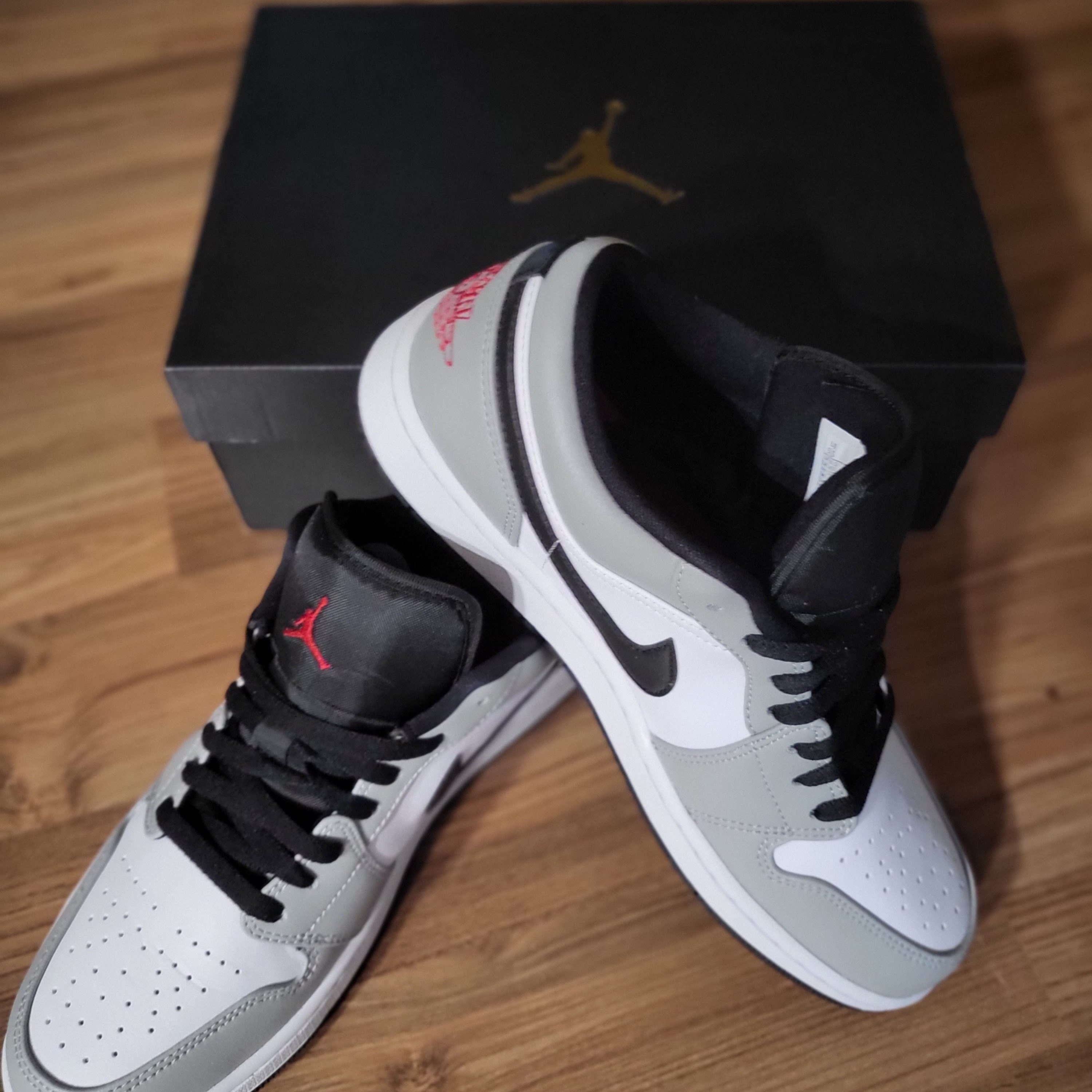 Jordan 1 Low Light Smoke Grey, Nike Everyday Lightweight Training Crew Socks White (3 Pack/Korean Ver.) 착용 스타일 - 2