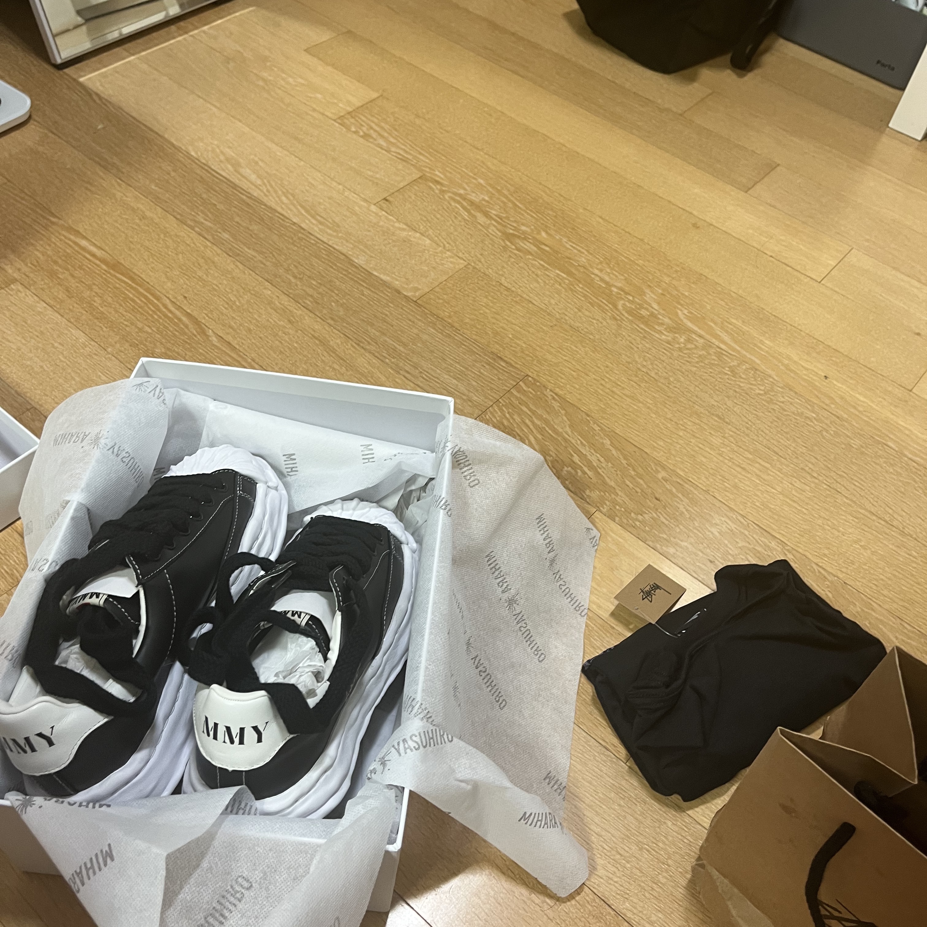 Stussy Skull Crest T-Shirt White, Maison Mihara Yasuhiro Blakey OG Sole Leather Low-top Sneakers Black 착용 스타일