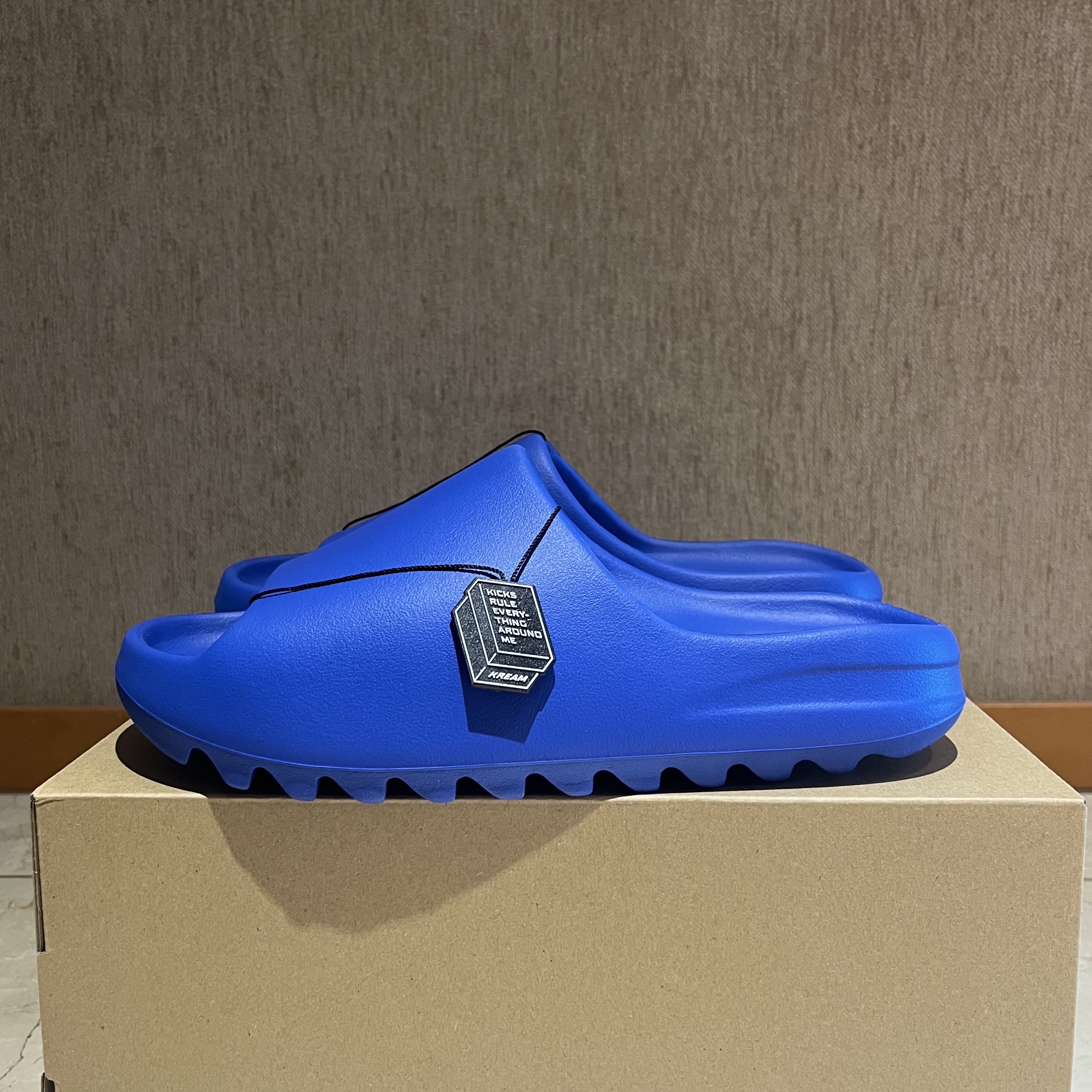 Adidas Yeezy Slide Azure 착용 스타일