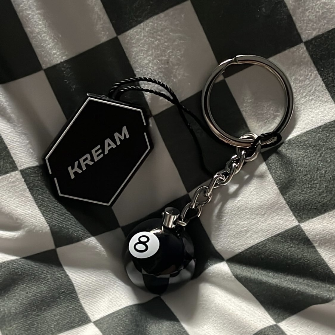 Stussy 8 Ball Keychain Black 착용 스타일