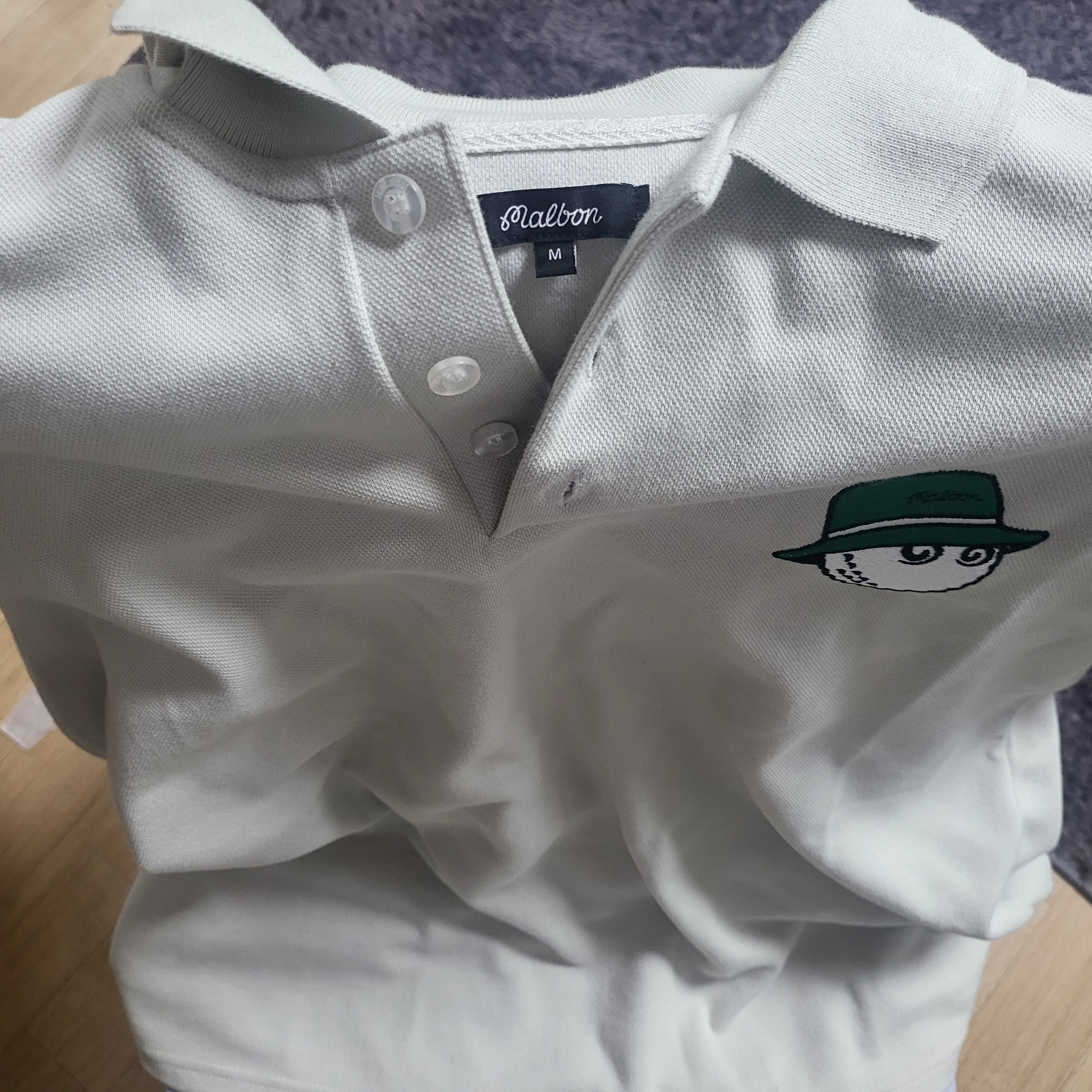 Malbon Golf Caddy Cooper Polo Bone 착용 스타일
