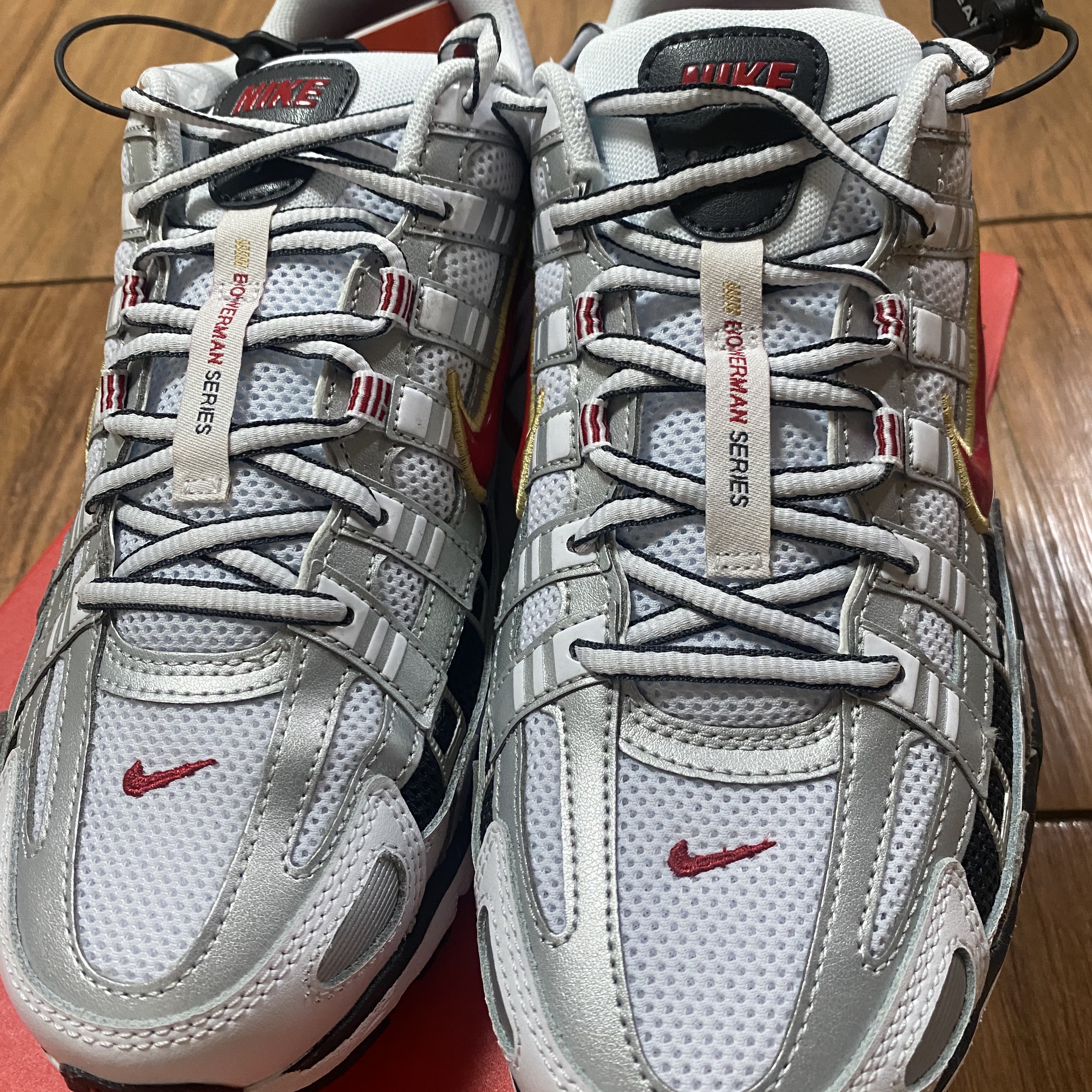 (W) Nike P-6000 Metallic Silver Red 착용 스타일