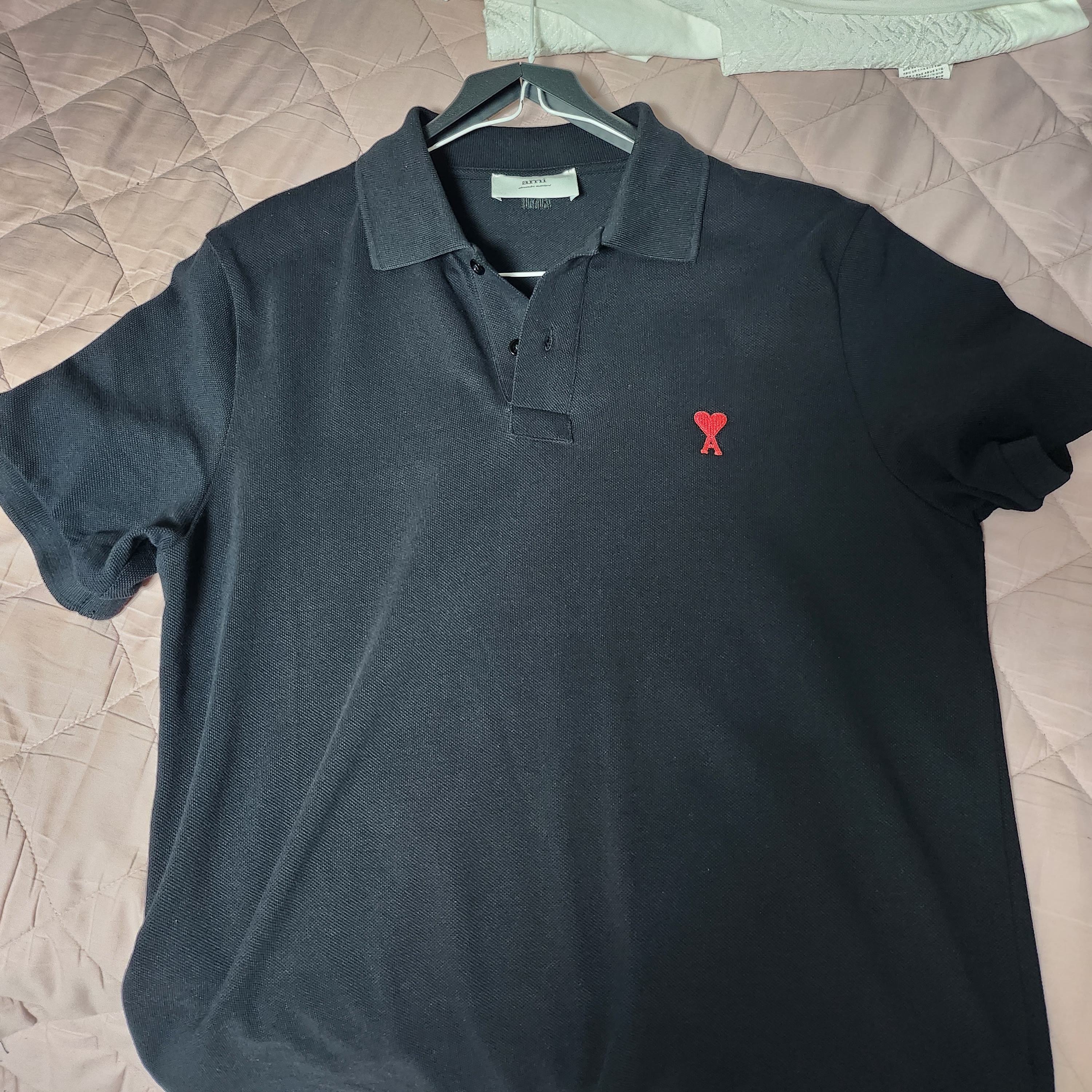 AMI de Coeur Polo Shirt Black 착용 스타일 - 2