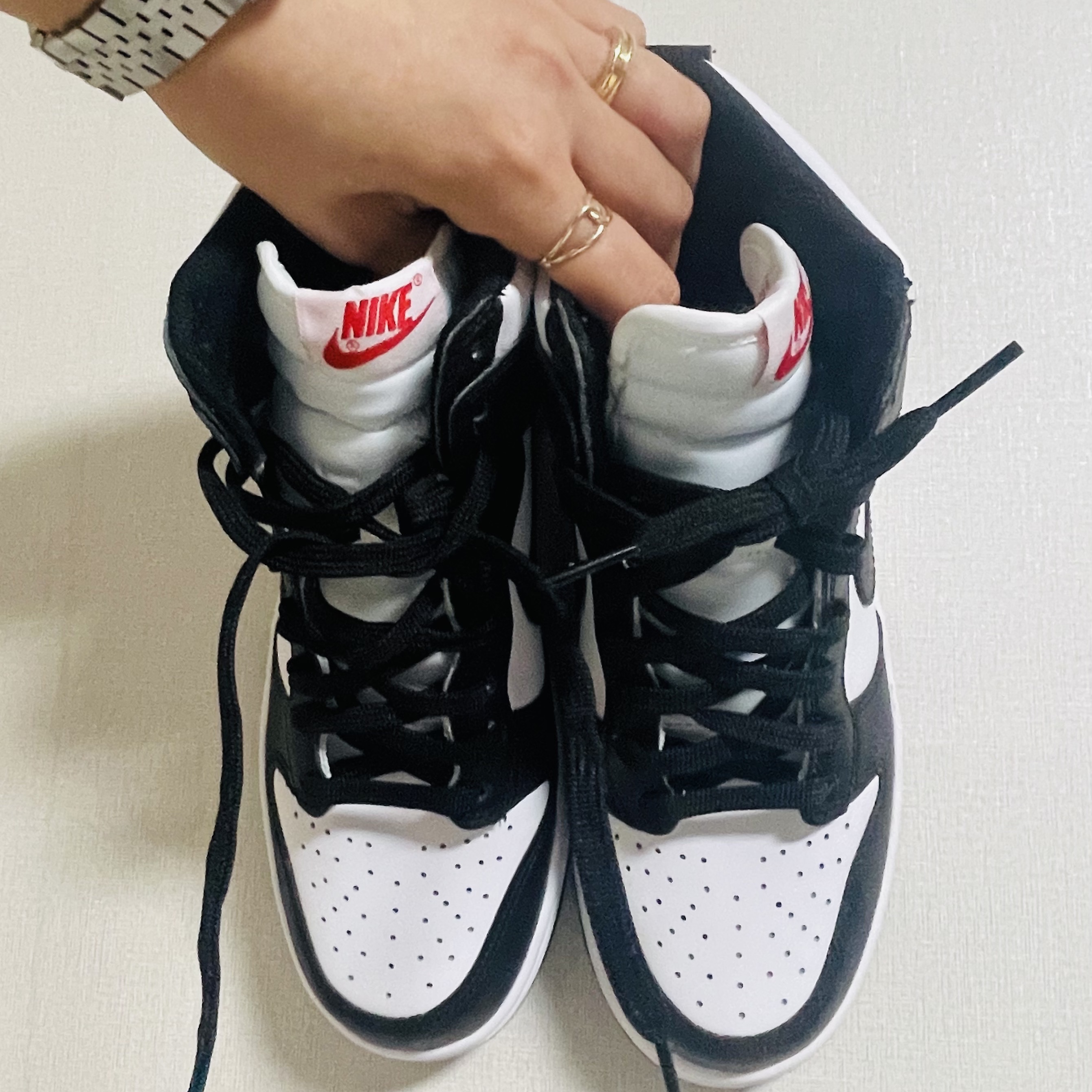 (W) Nike Dunk High Black and White, Burberry Logo Print Nylon Drawcord Pouch Black 착용 스타일 - 2