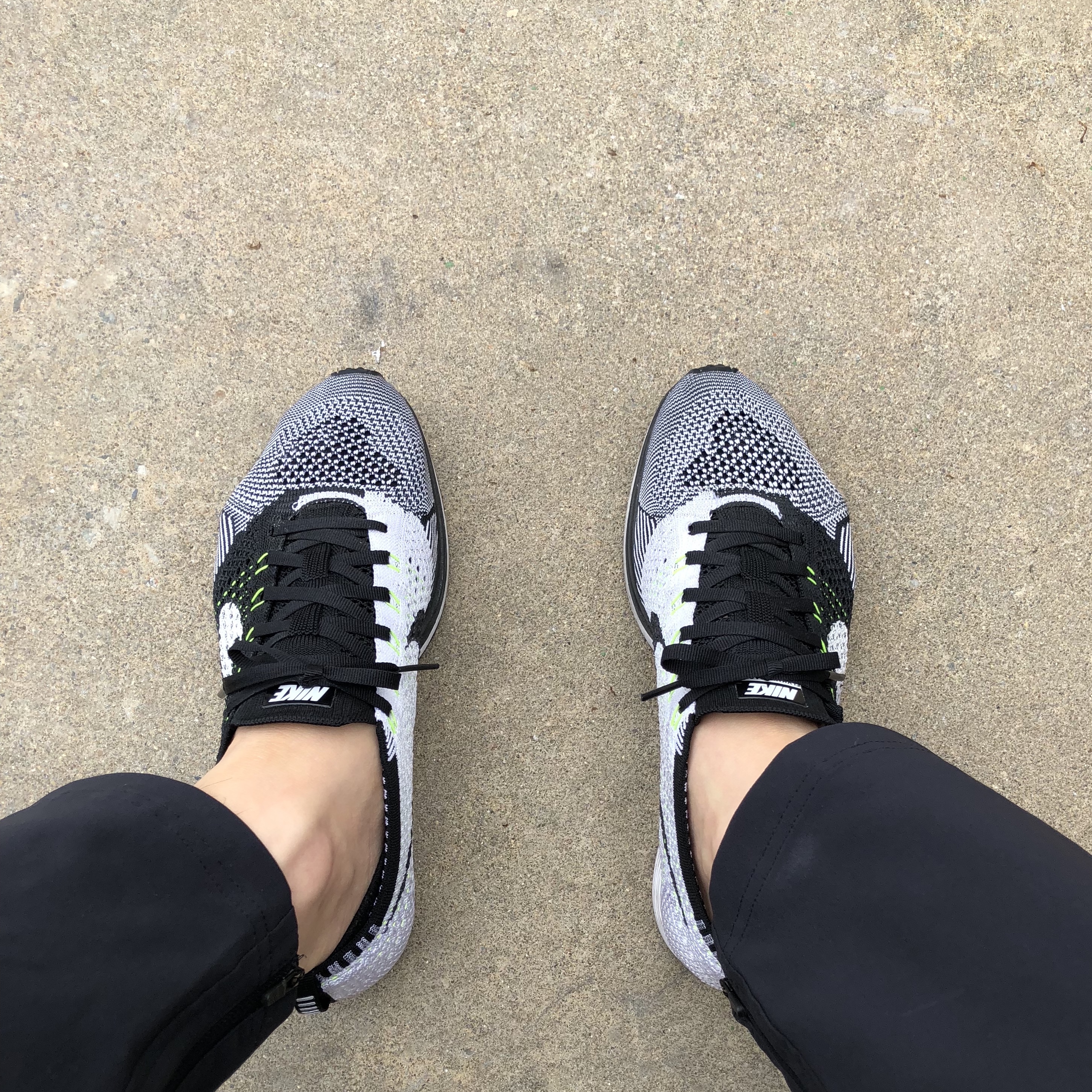 Nike Flyknit Racer Black White Volt 착용 스타일