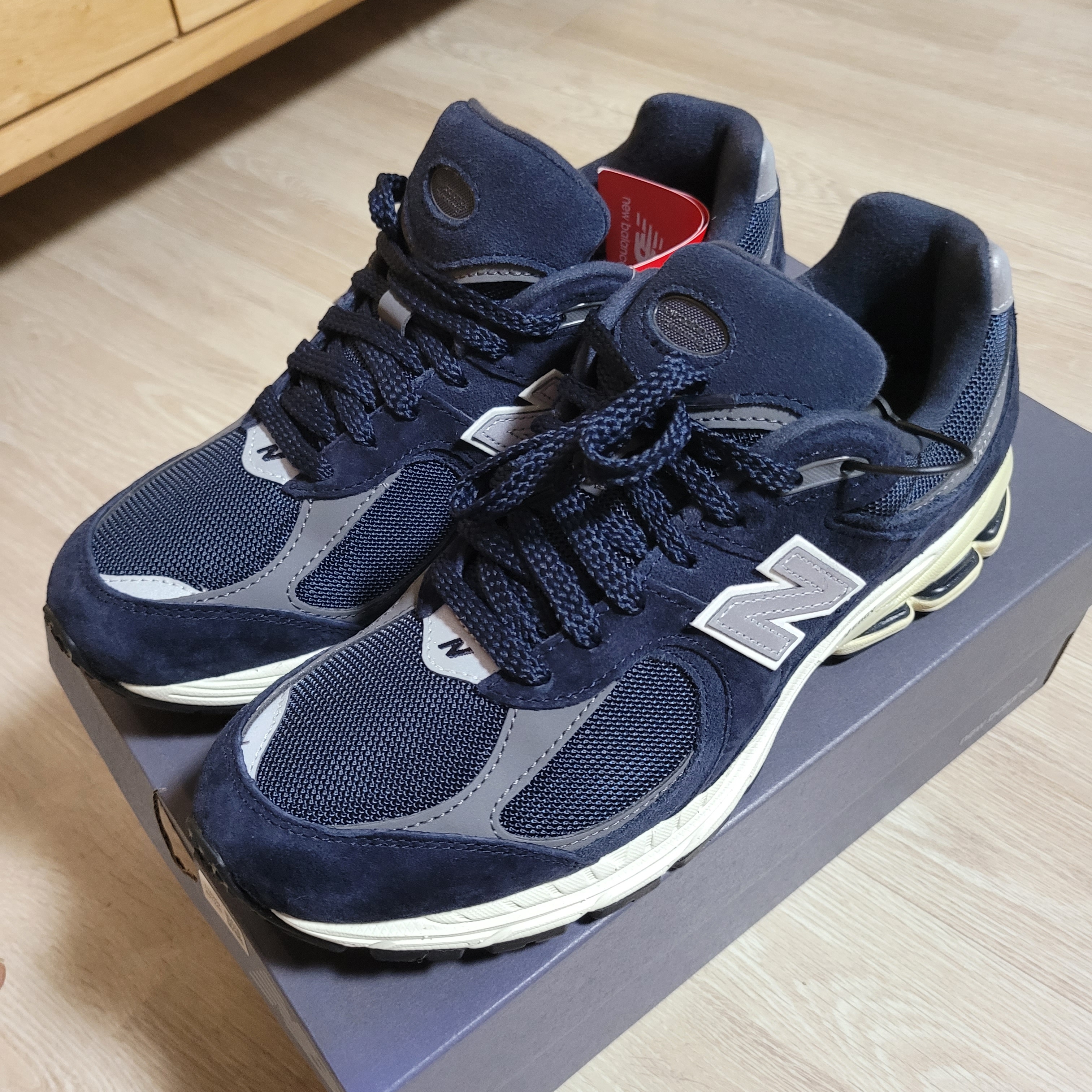 New Balance 2002R Eclipse Castlerock 착용 스타일 - 1