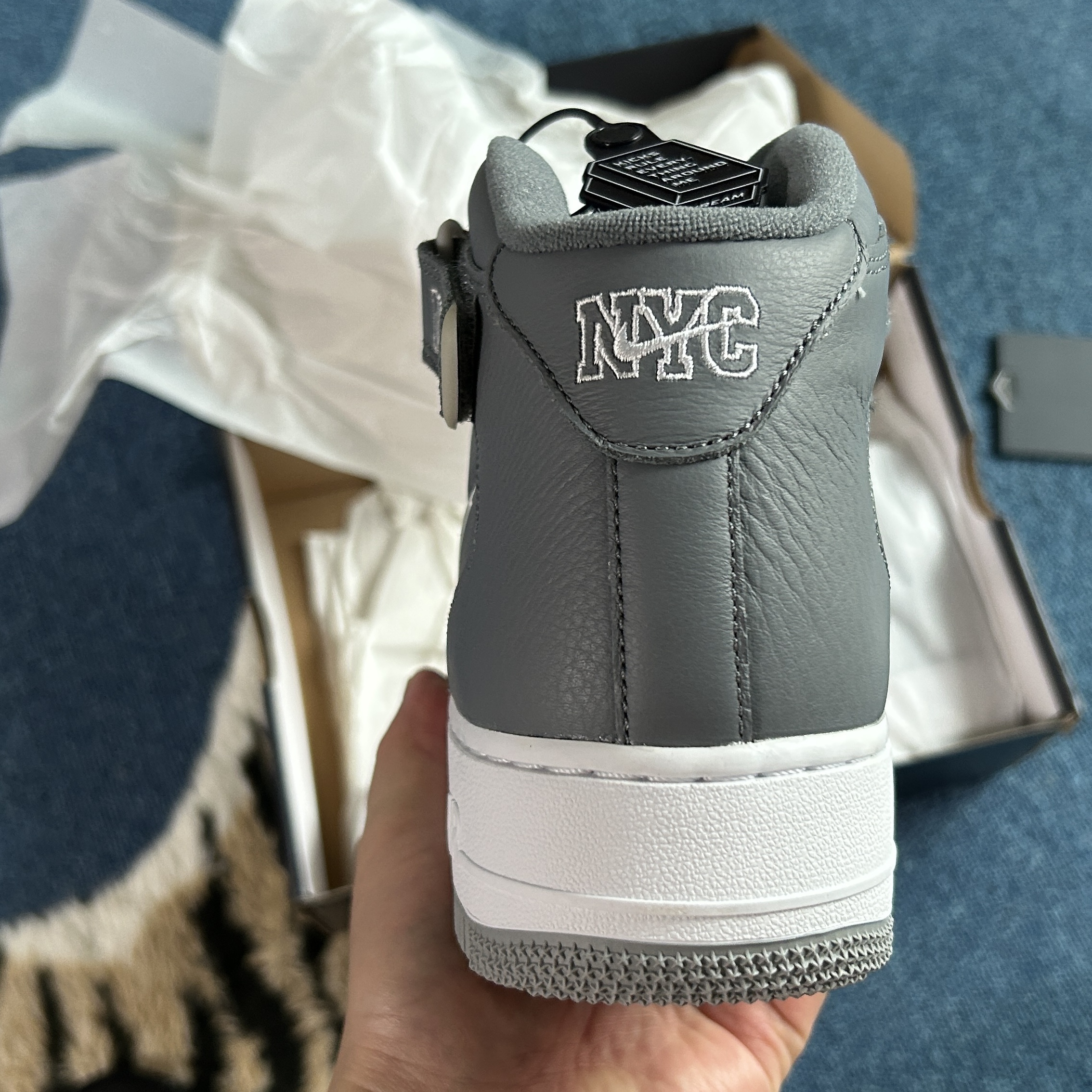 Nike Air Force 1 Mid QS NYC Cool Grey 착용 스타일 - 2