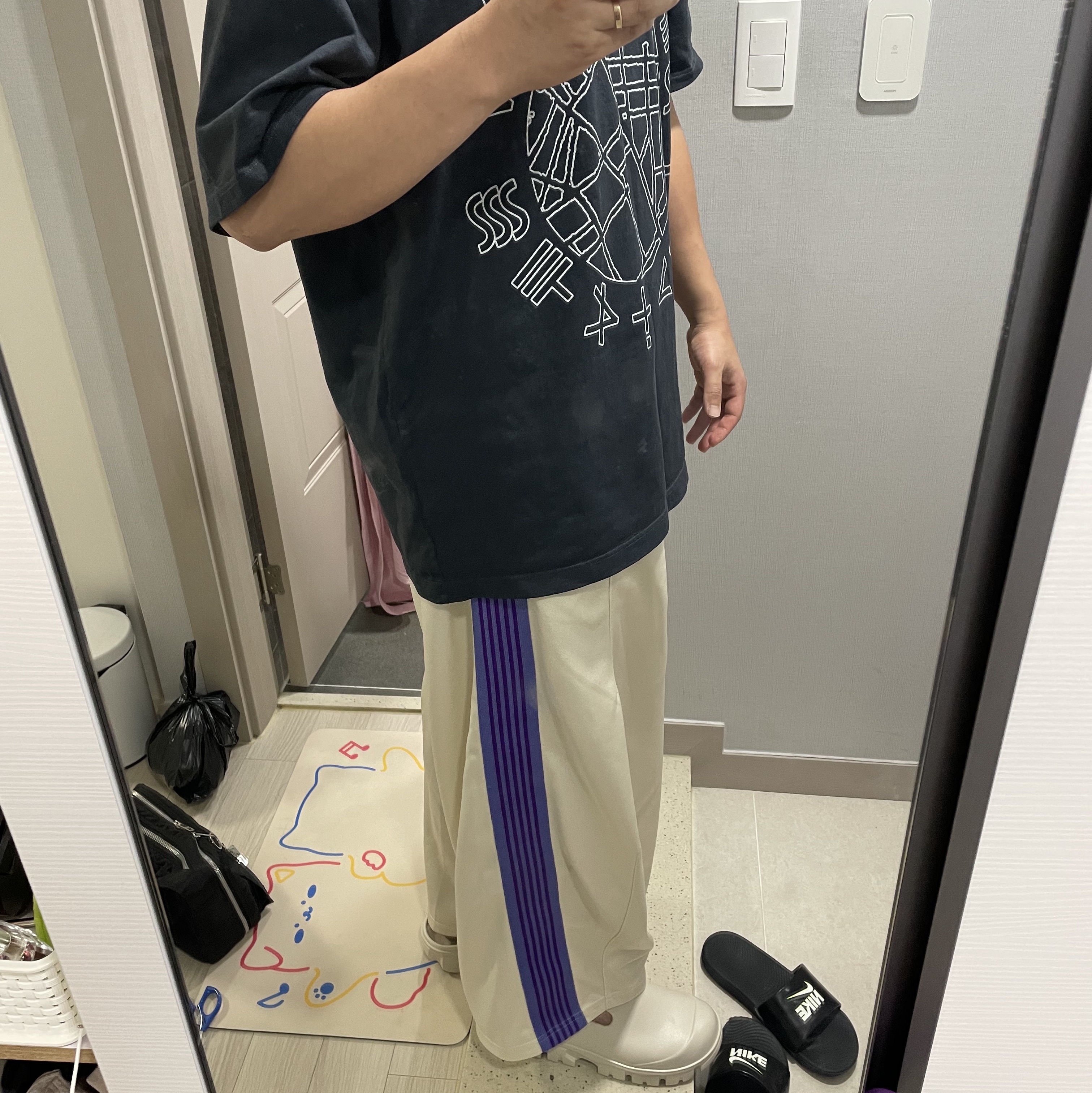 Needles H.D. Track Pants Poly Smooth Ivory, Cav Empt Overdye Circle T-Shirt Navy - 23SS 착용 스타일 - 2