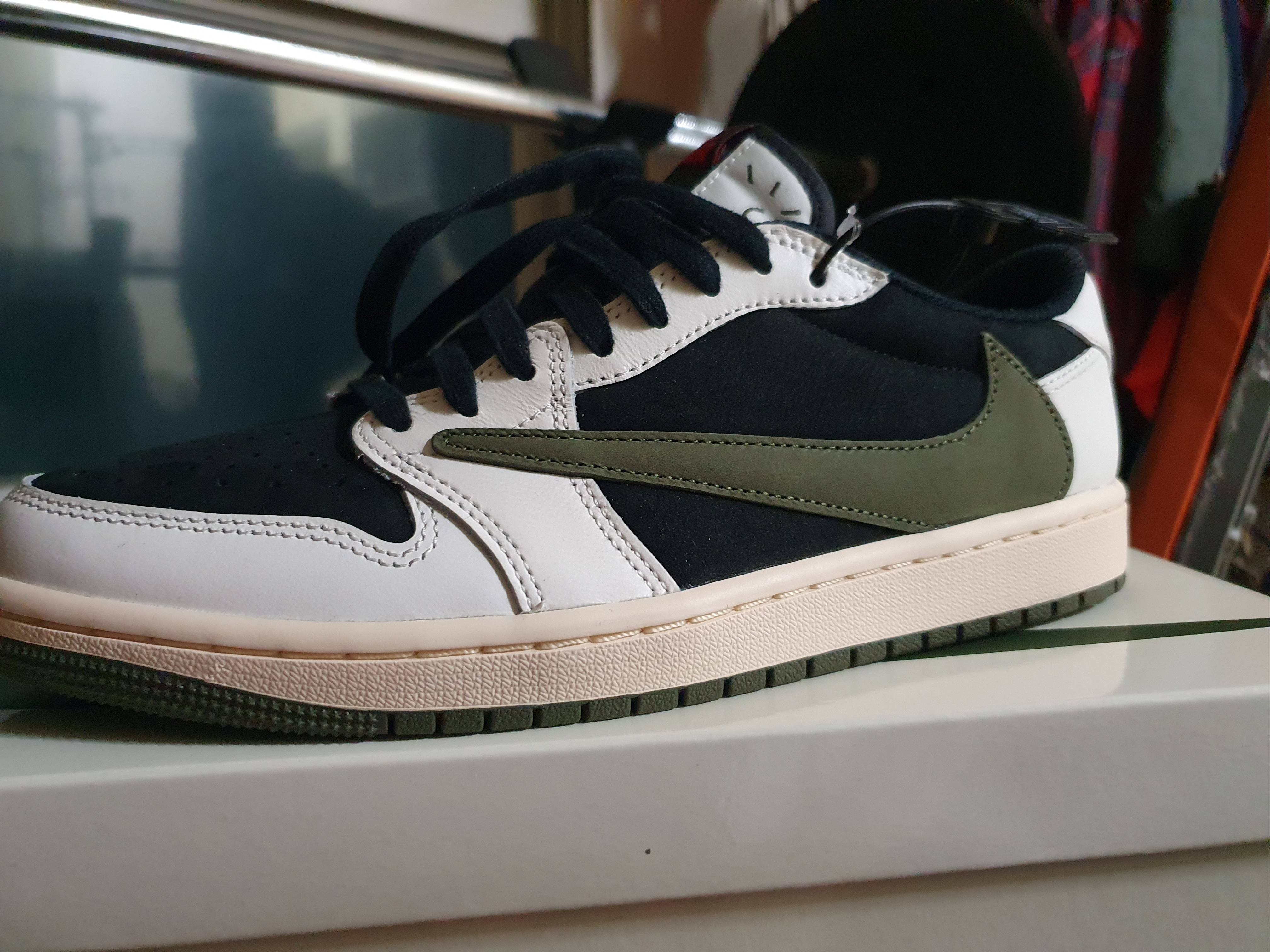 (W) Jordan 1 x Travis Scott Retro Low OG SP Medium Olive 착용 스타일