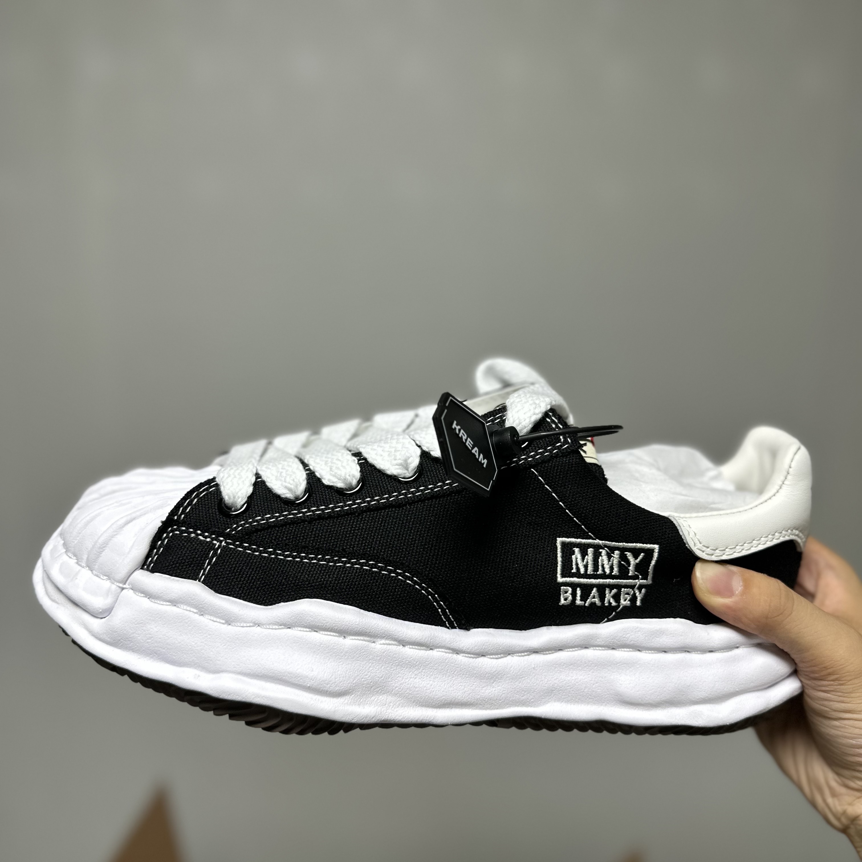 Maison Mihara Yasuhiro Blakey OG Sole Canvas Low-top Sneakers Black White 착용 스타일 - 4